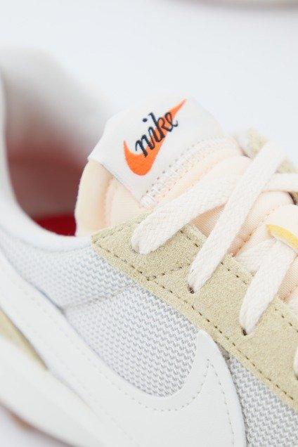 NIKE  WAFFLE DEBUT  en color BEIS  (4)