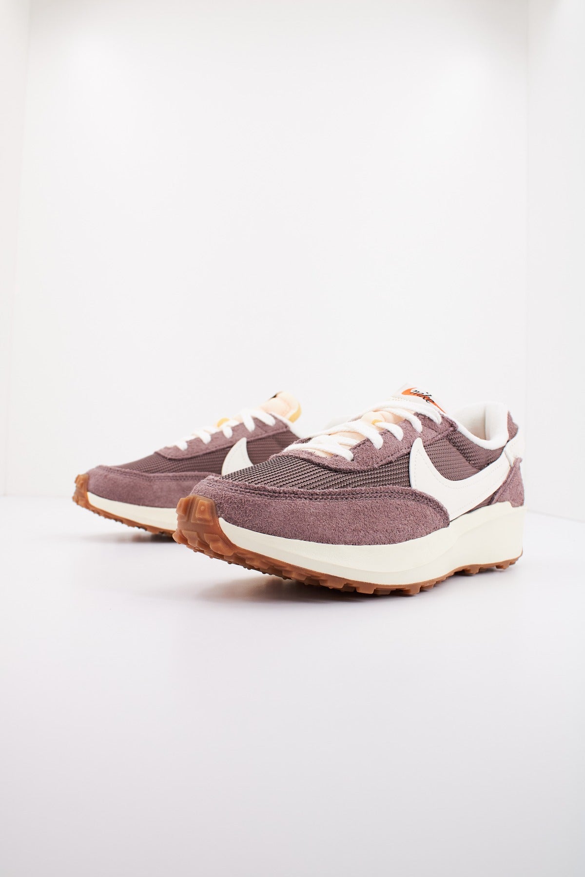 NIKE  WAFFLE DEBUT  en color VIOLETA  (2)