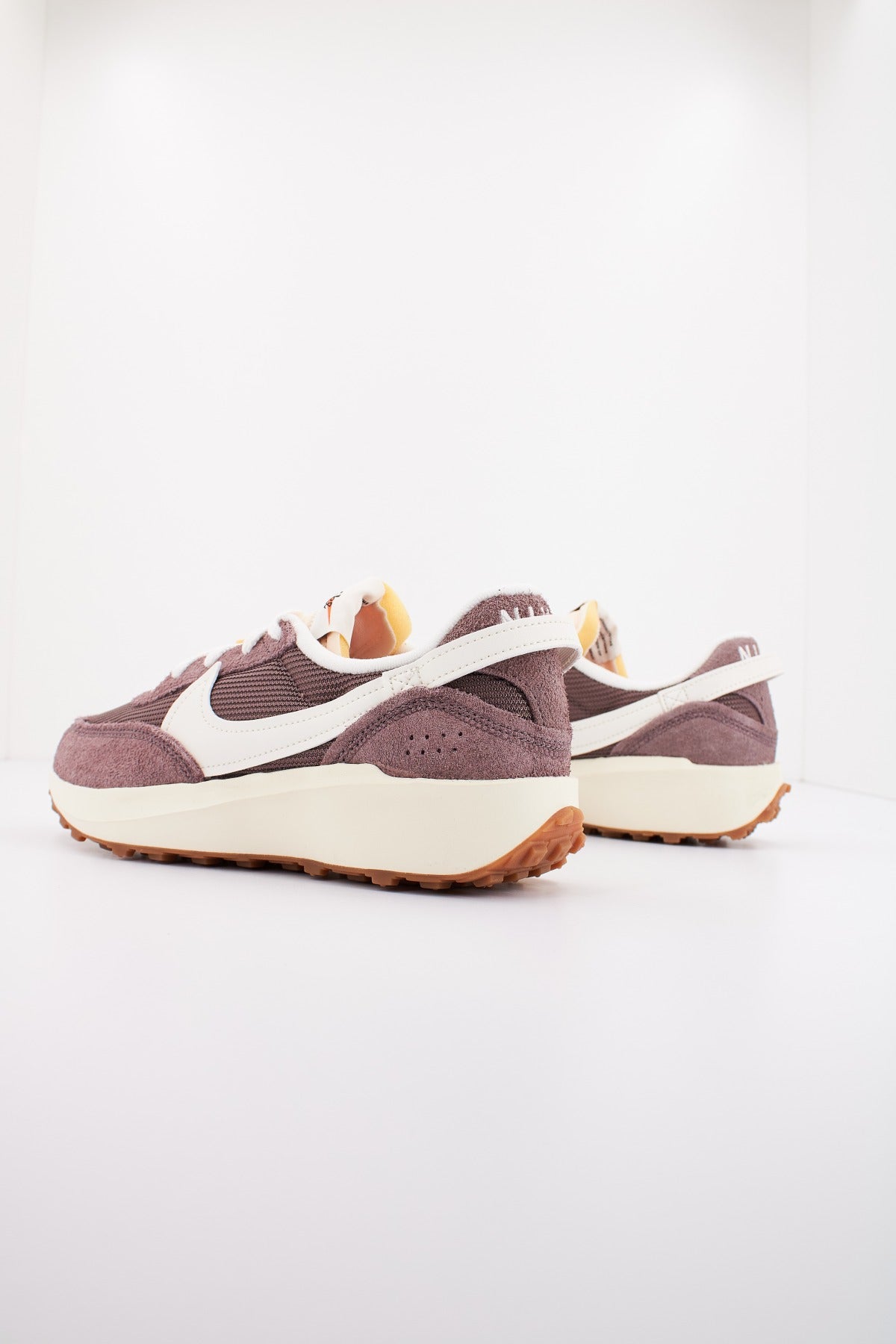 NIKE  WAFFLE DEBUT  en color VIOLETA  (3)