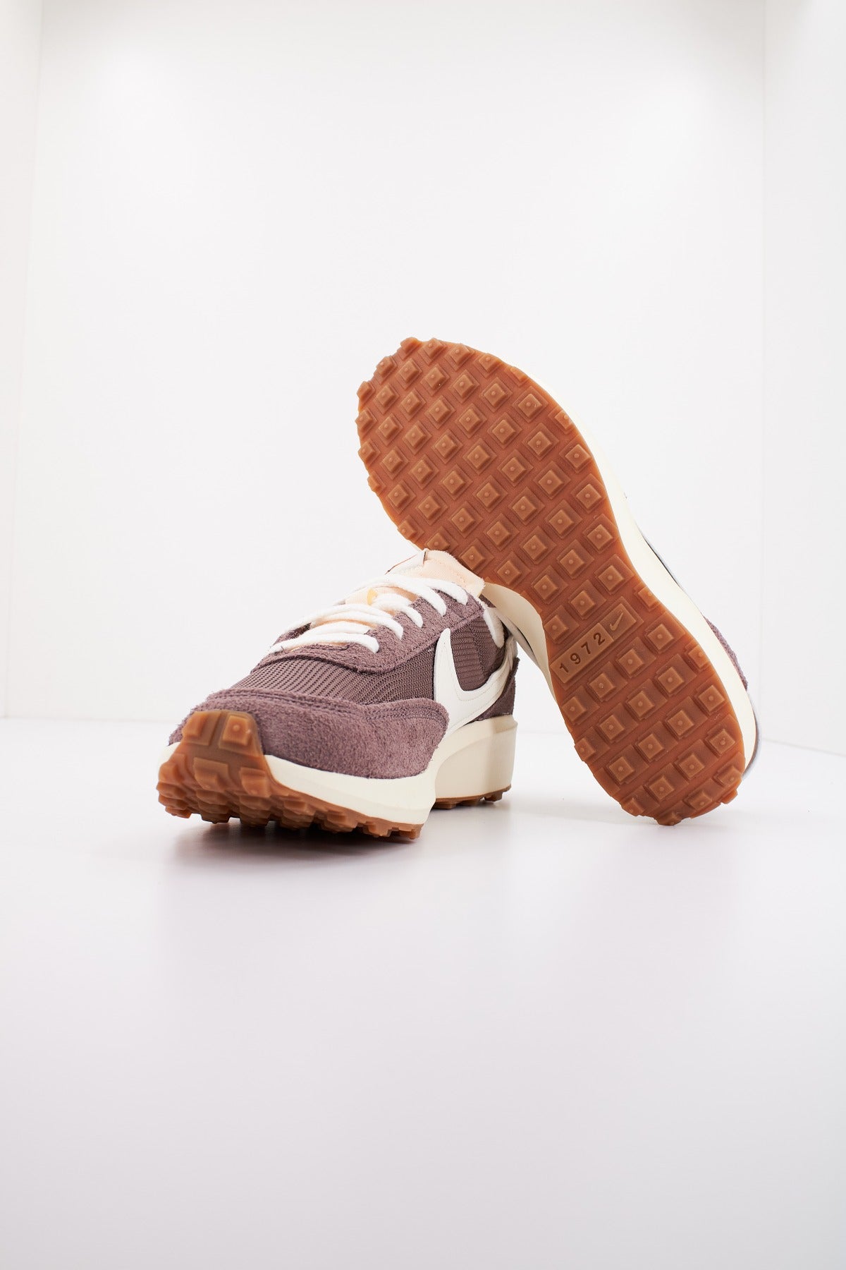 NIKE  WAFFLE DEBUT  en color VIOLETA  (4)