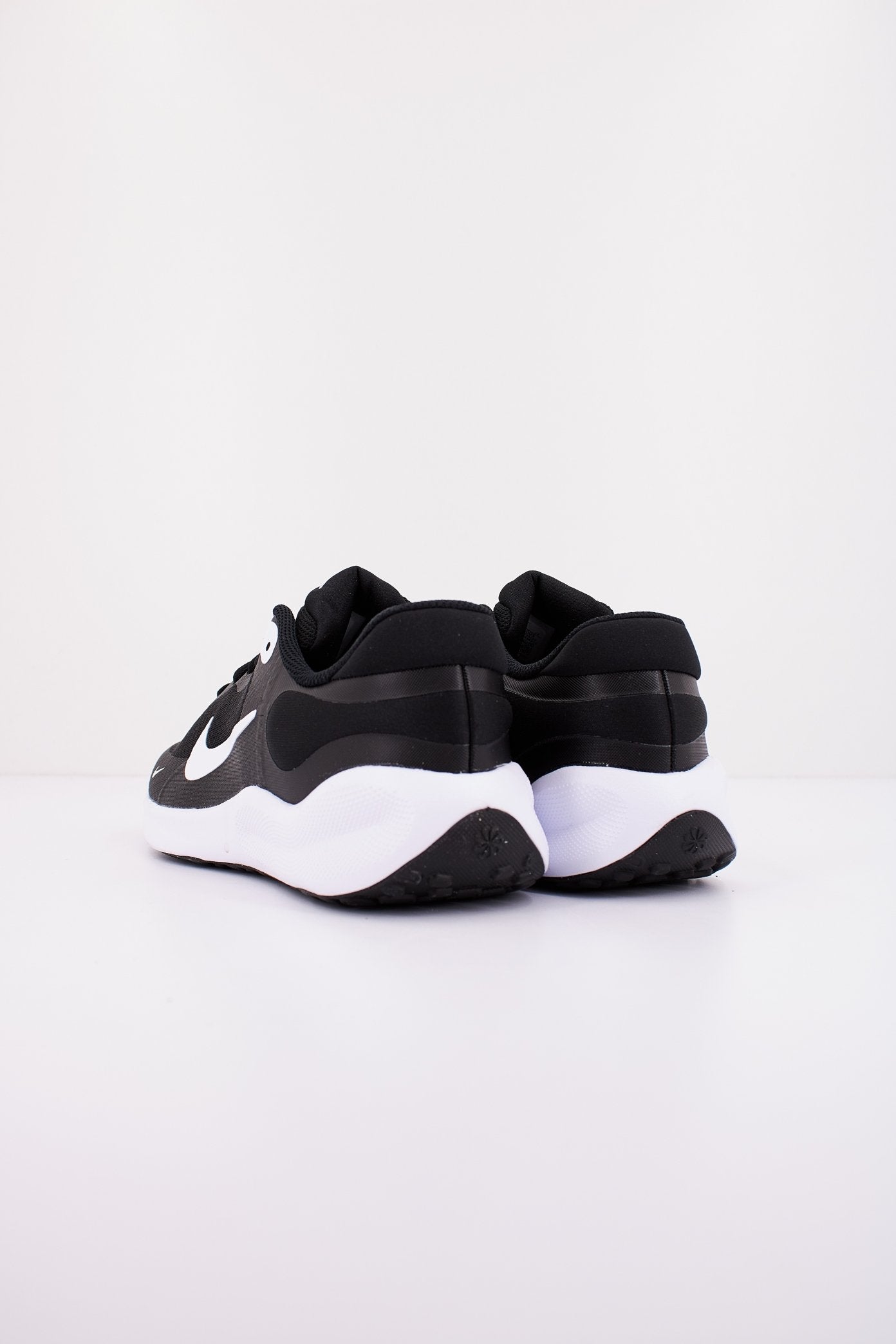 NIKE REVOLUTION  en color NEGRO  (3)