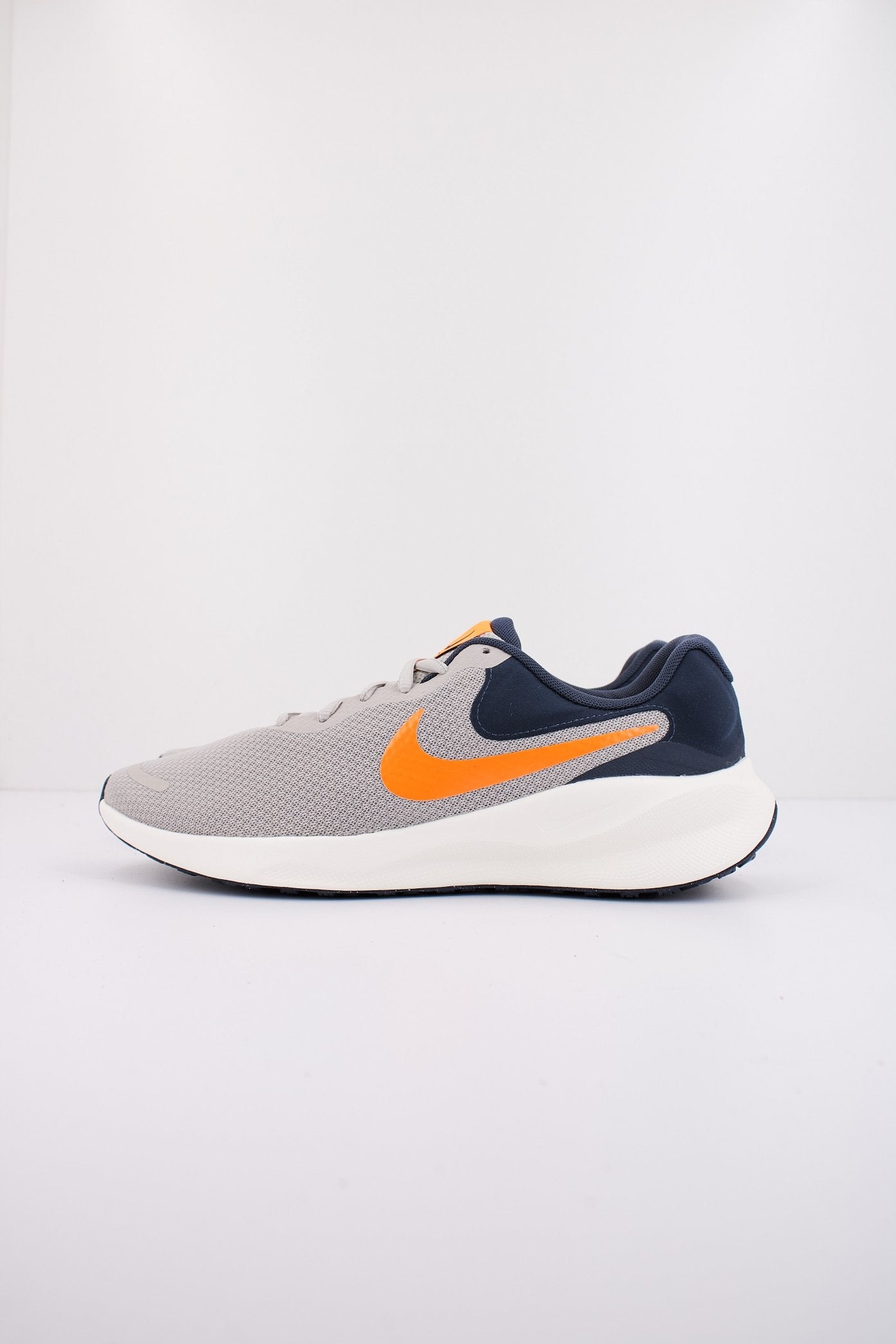 NIKE REVOLUTION  en color GRIS  (1)