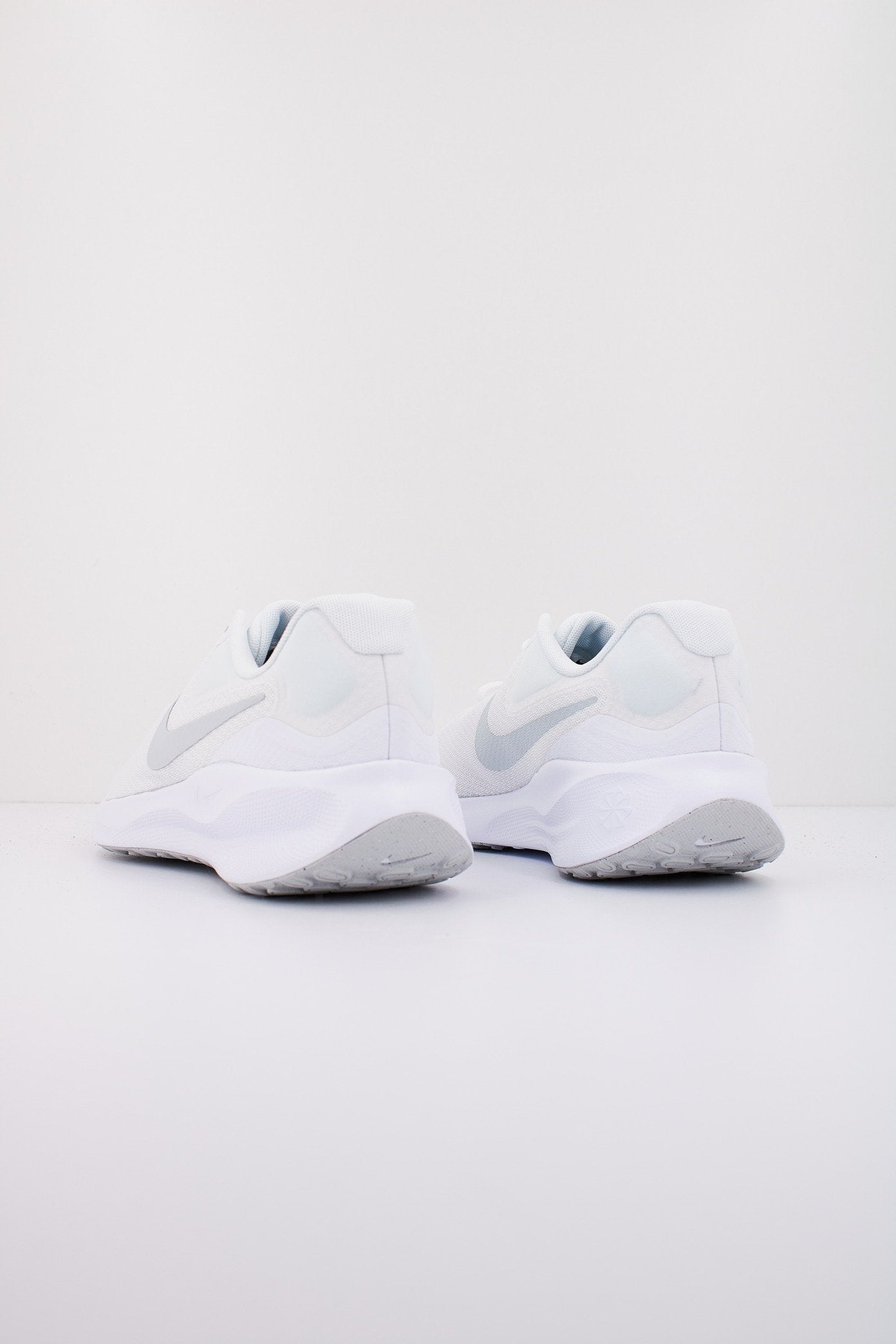 NIKE REVOLUTION  en color BLANCO  (3)