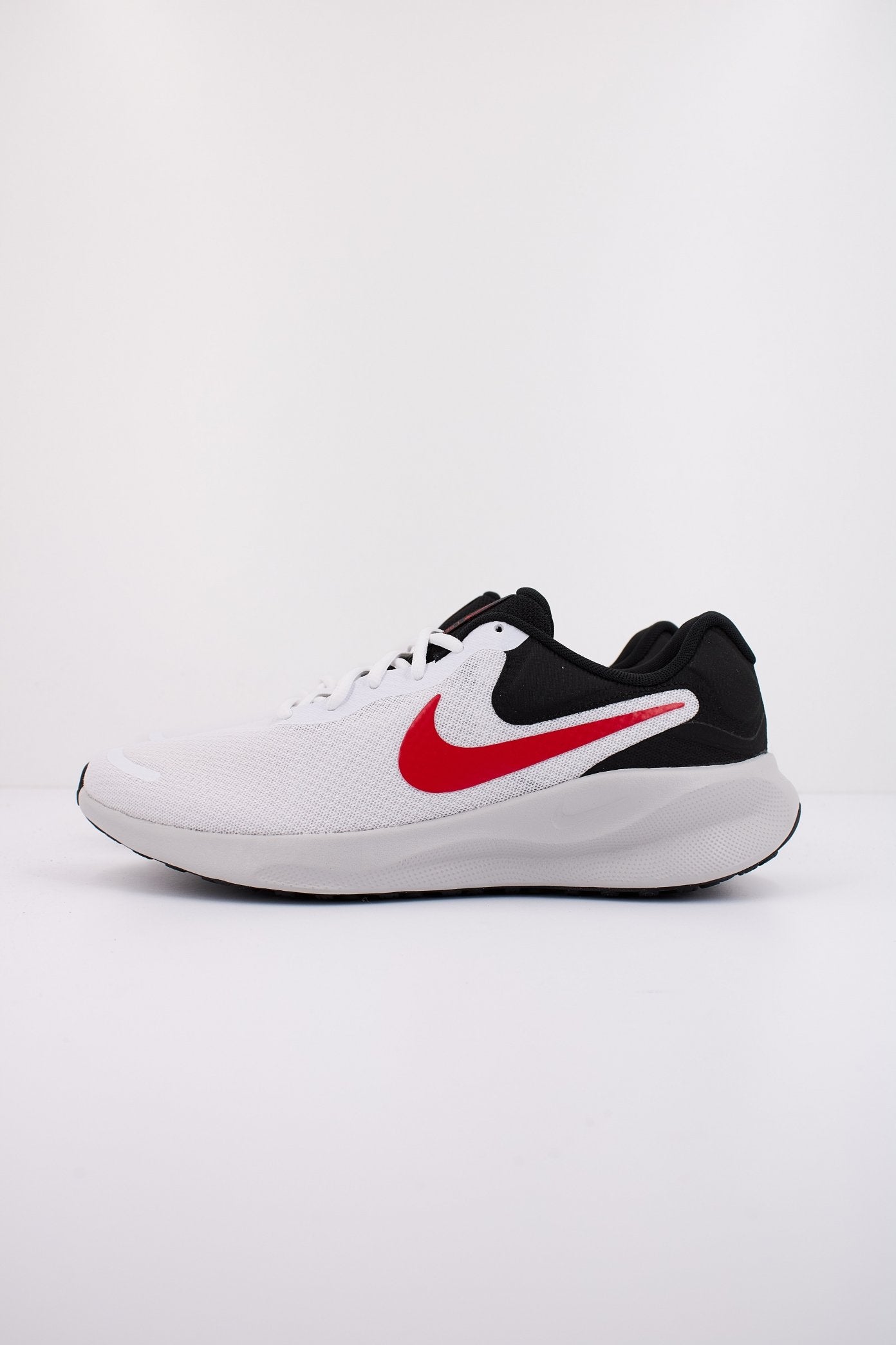NIKE REVOLUTION  en color GRIS  (1)