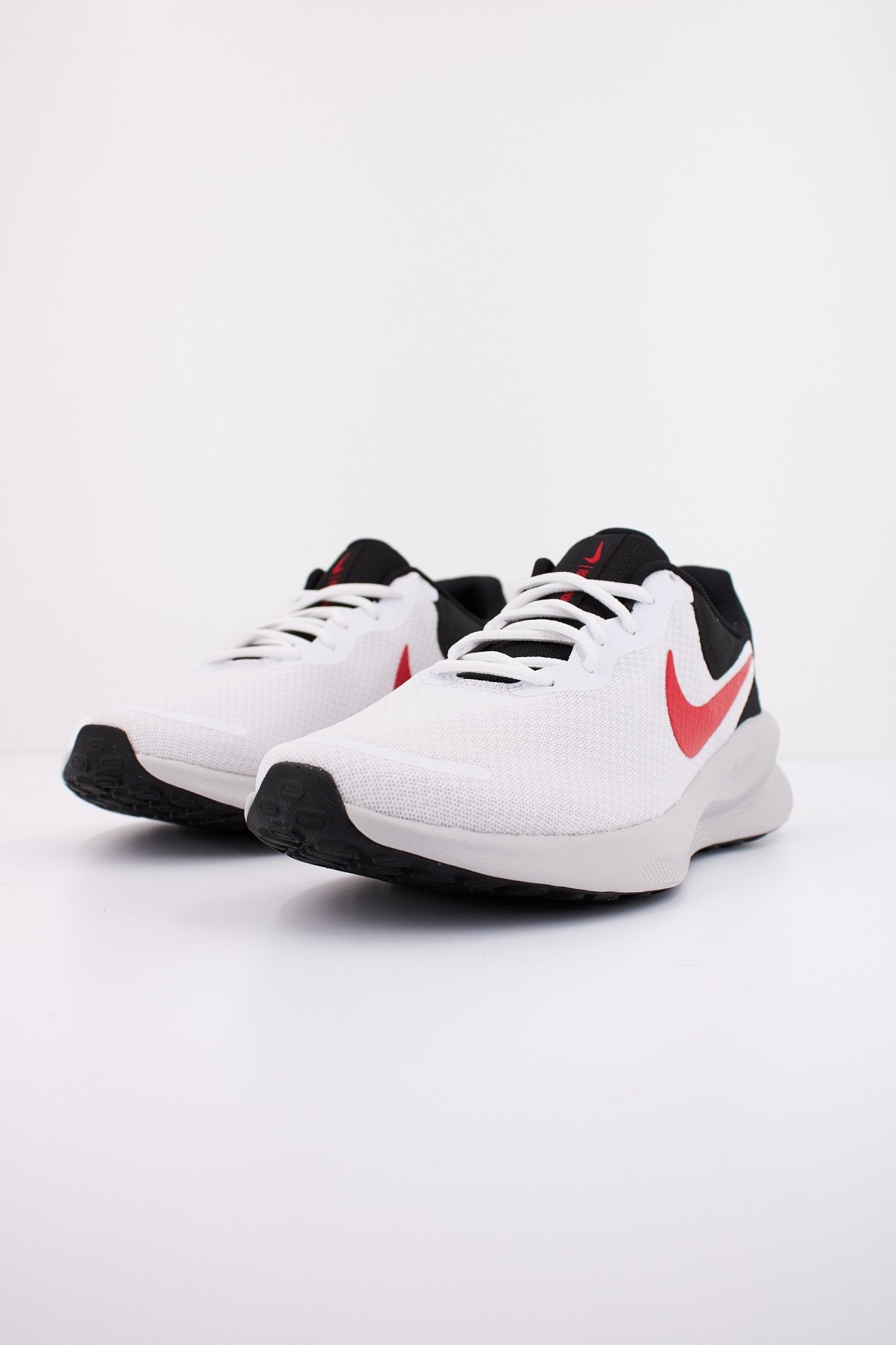 NIKE REVOLUTION  en color GRIS  (2)
