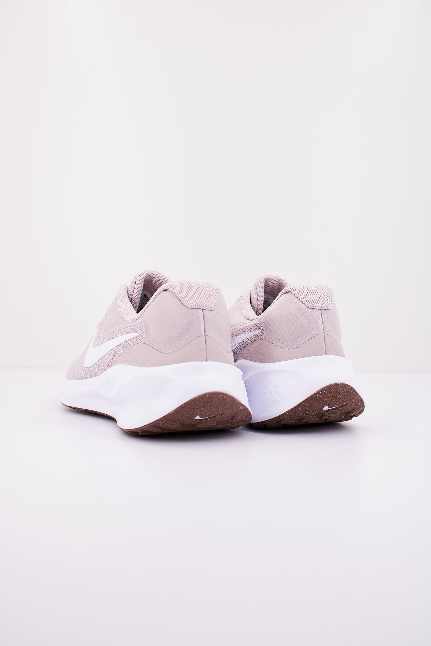 NIKE REVOLUTION  en color BEIS  (3)