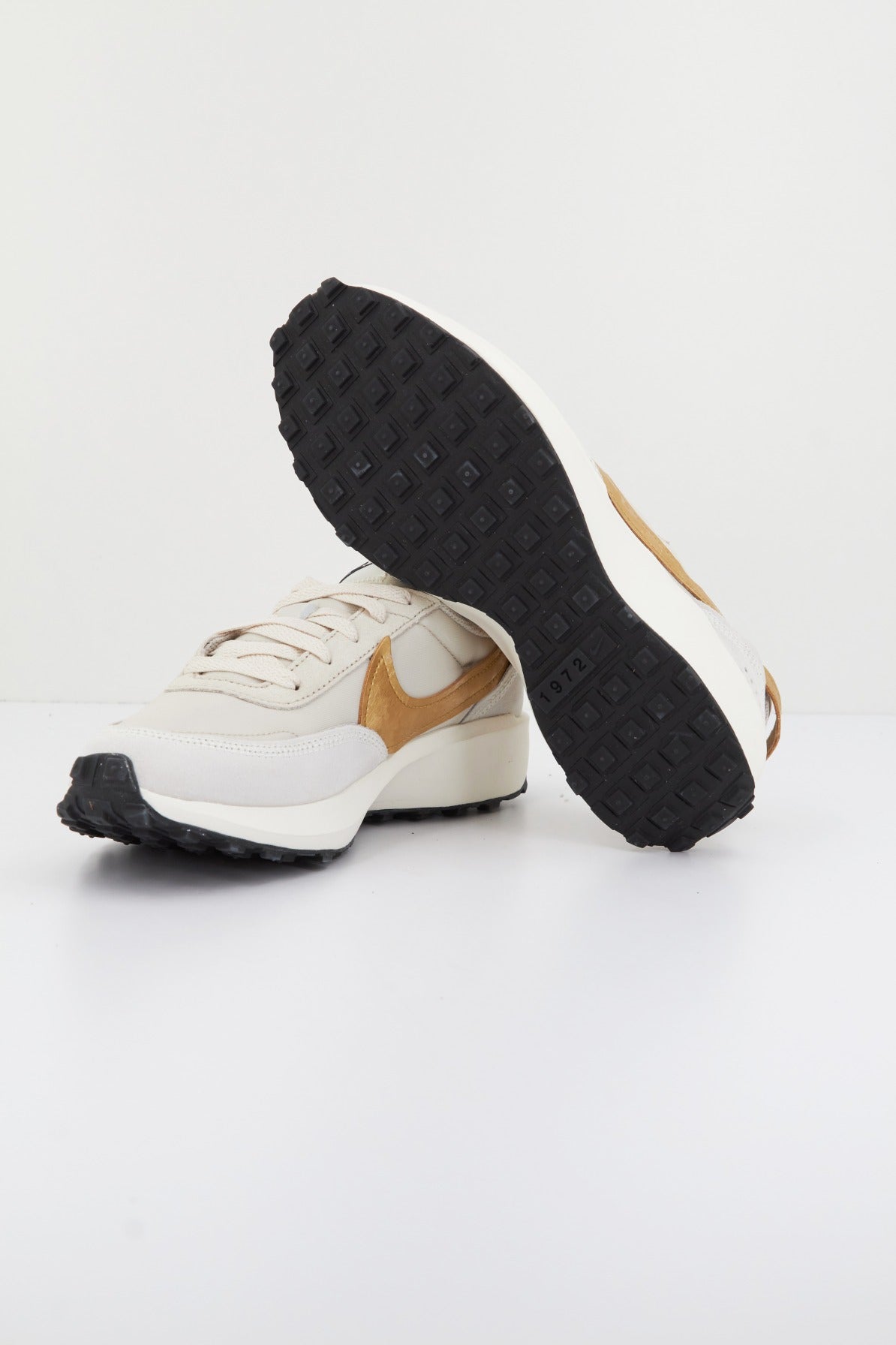 NIKE WAFFLE DEBUT ESS en color BLANCO  (4)