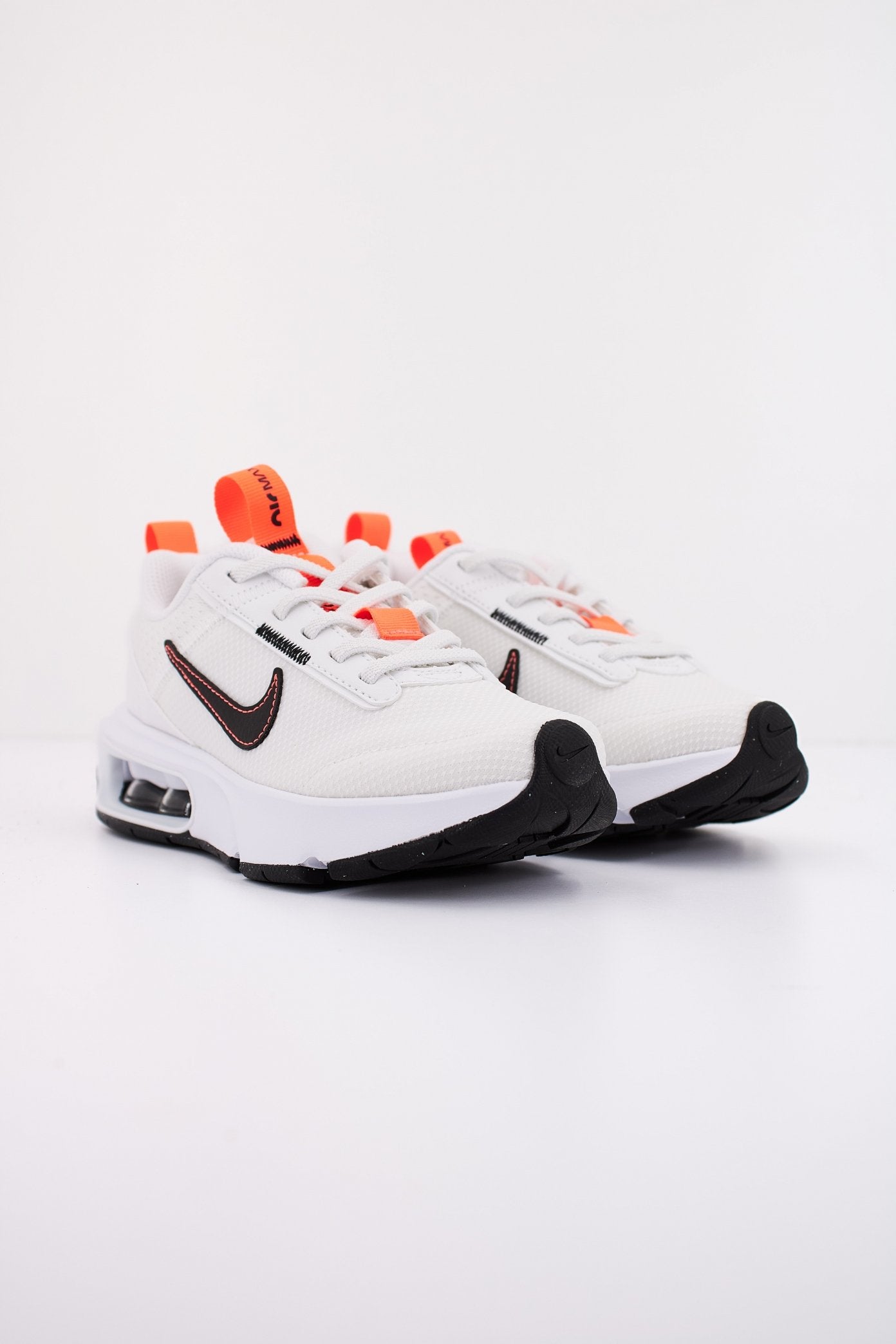 NIKE MAX INTRLK  LITTL en color BLANCO  (2)