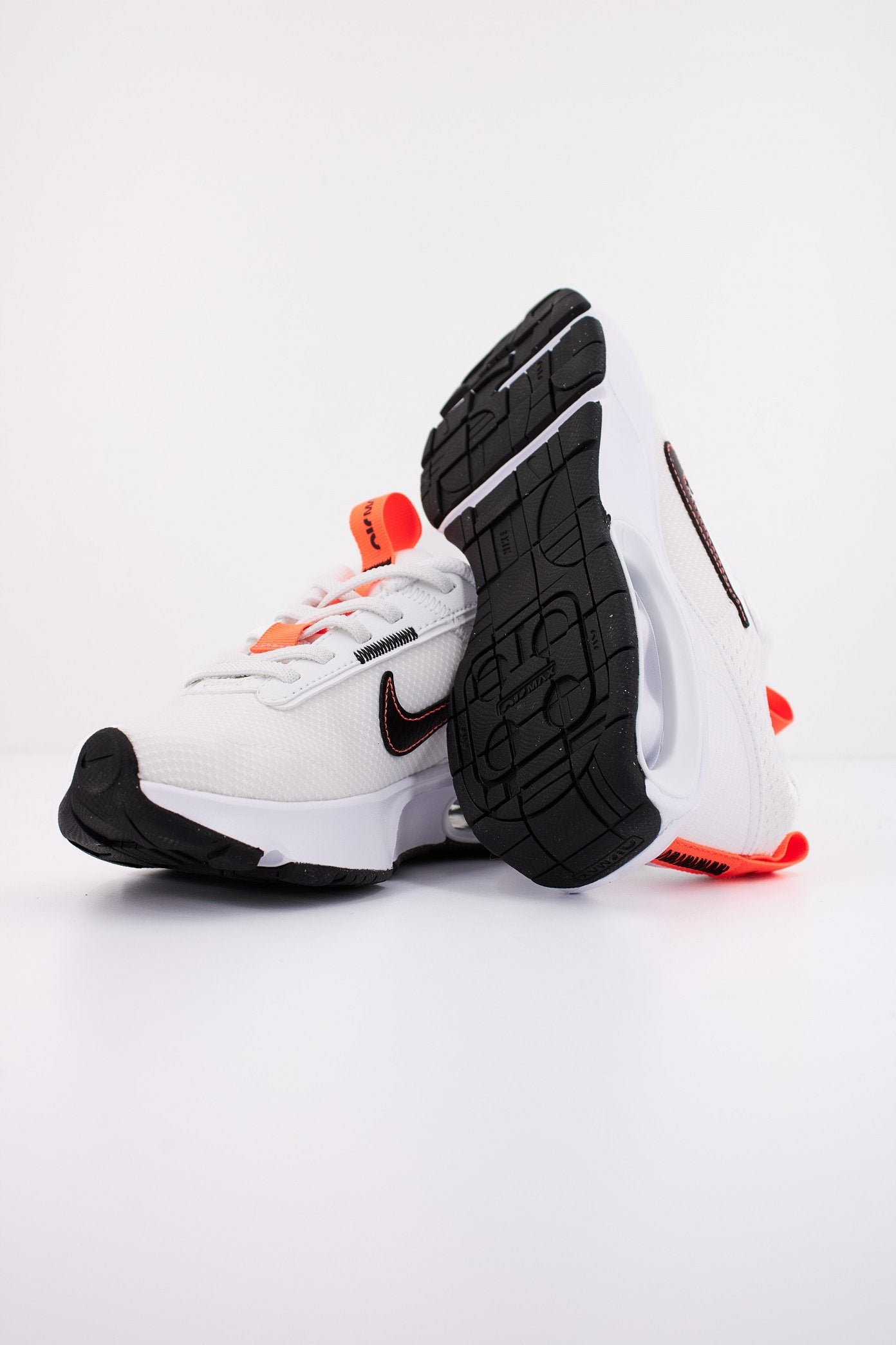 NIKE MAX INTRLK  LITTL en color BLANCO  (4)