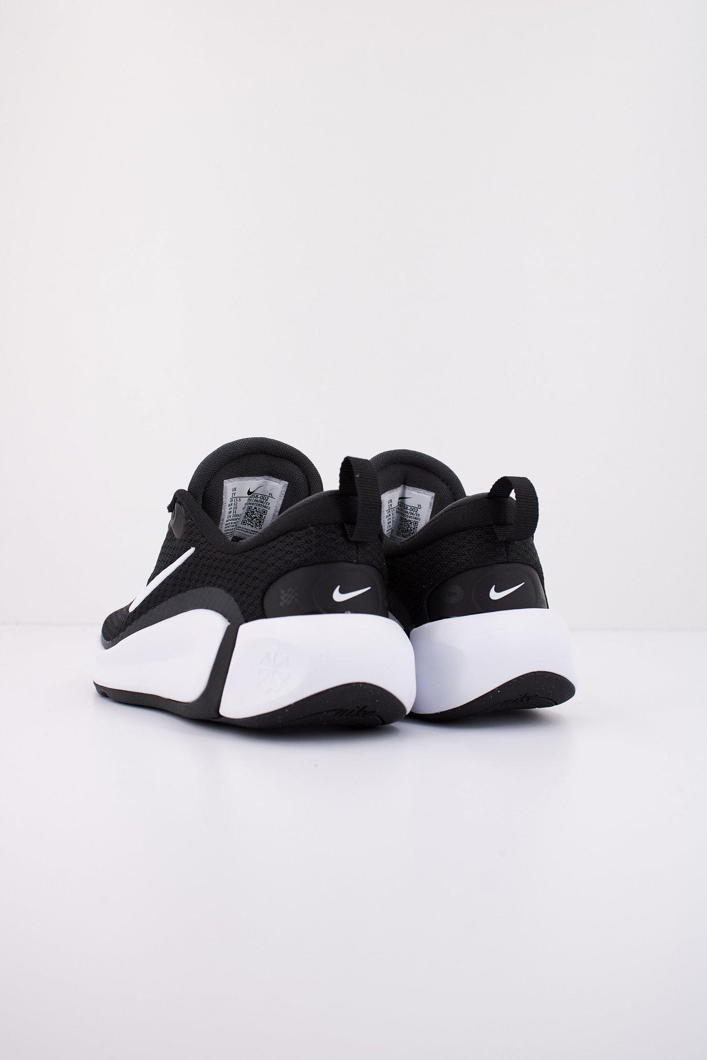 NIKE KIDFINITY BIG KIDS' SHO en color NEGRO  (3)