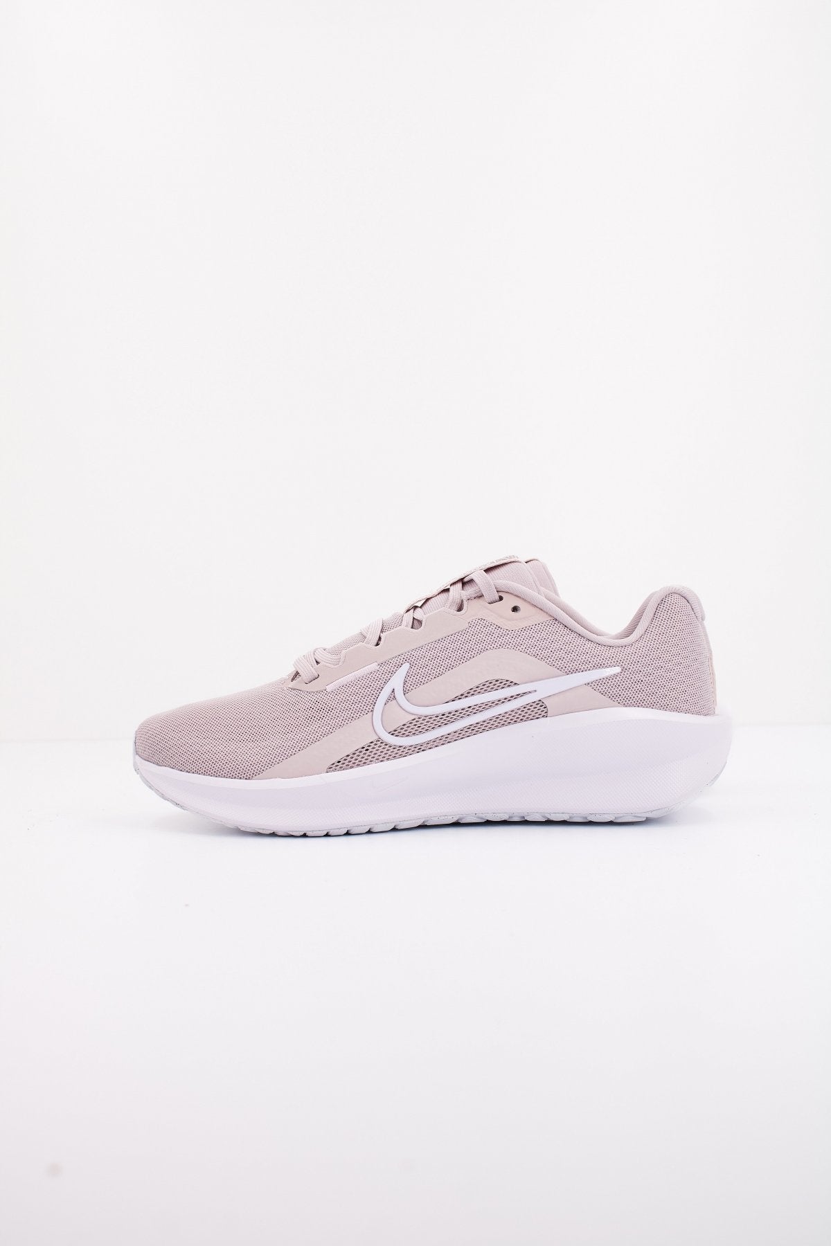 NIKE DOWNSHIFTER  en color BEIS  (1)