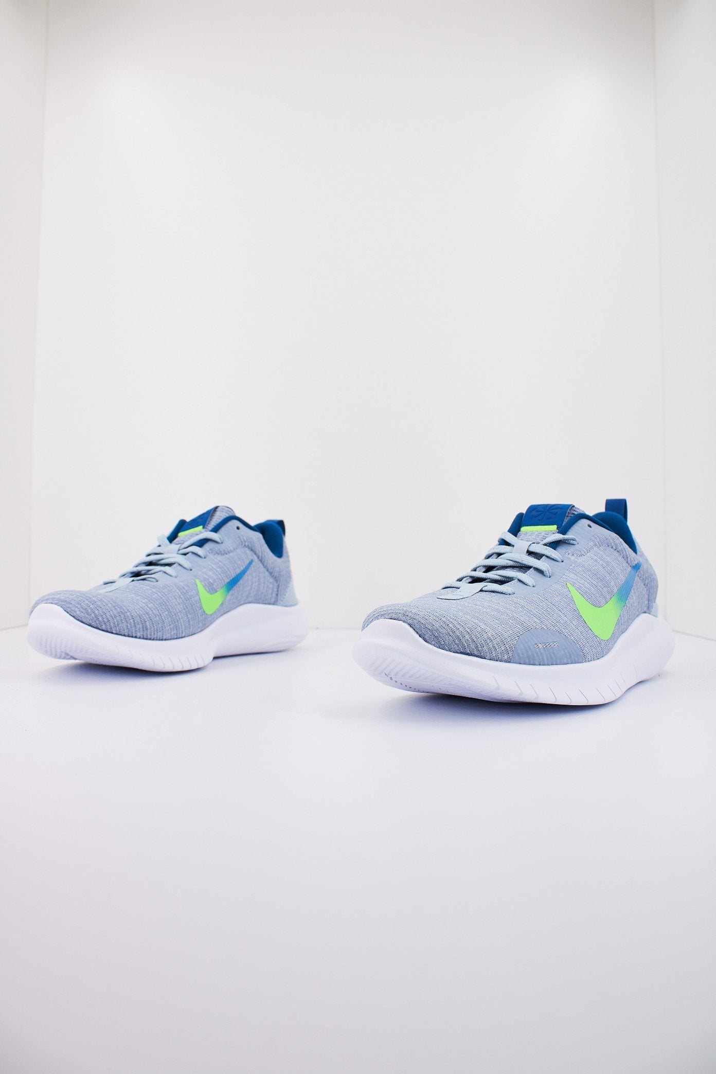 NIKE FLEX EXPERIENCE RUN  en color GRIS  (2)