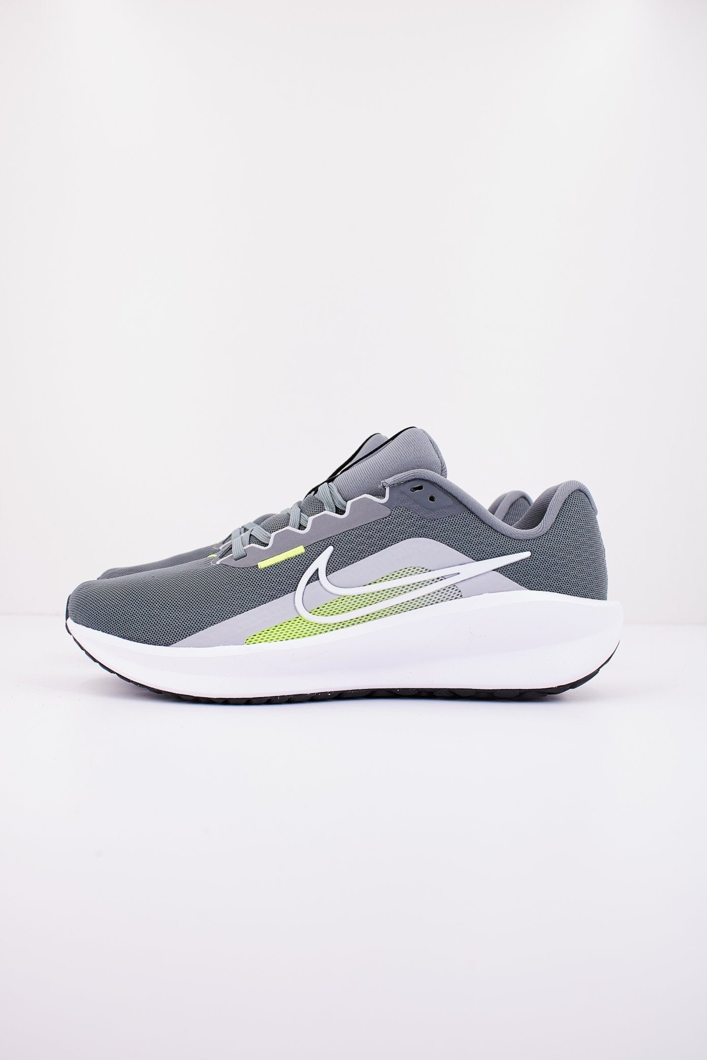 NIKE DOWNSHIFTER  en color GRIS  (1)