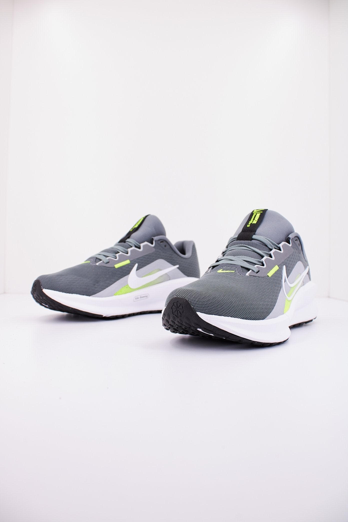 NIKE DOWNSHIFTER  en color GRIS  (2)