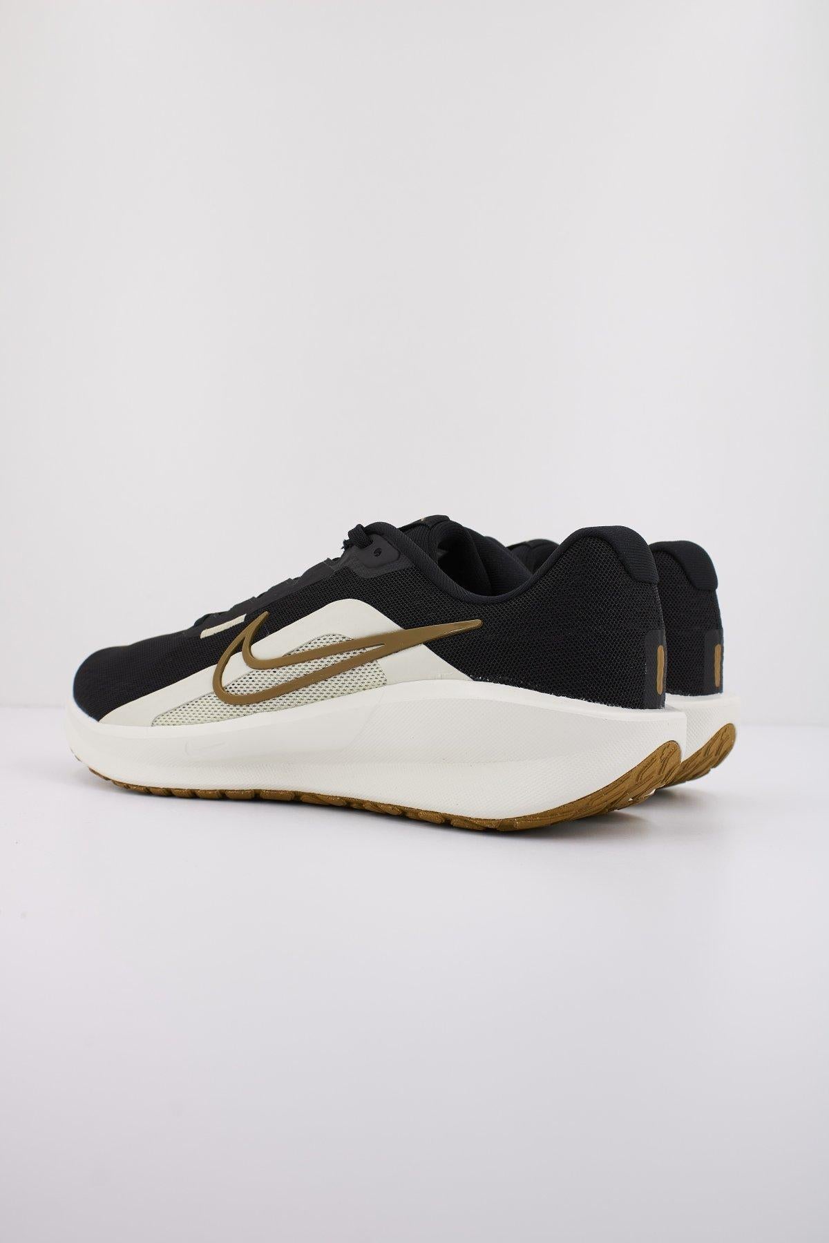 NIKE DOWNSHIFTER  en color NEGRO  (3)