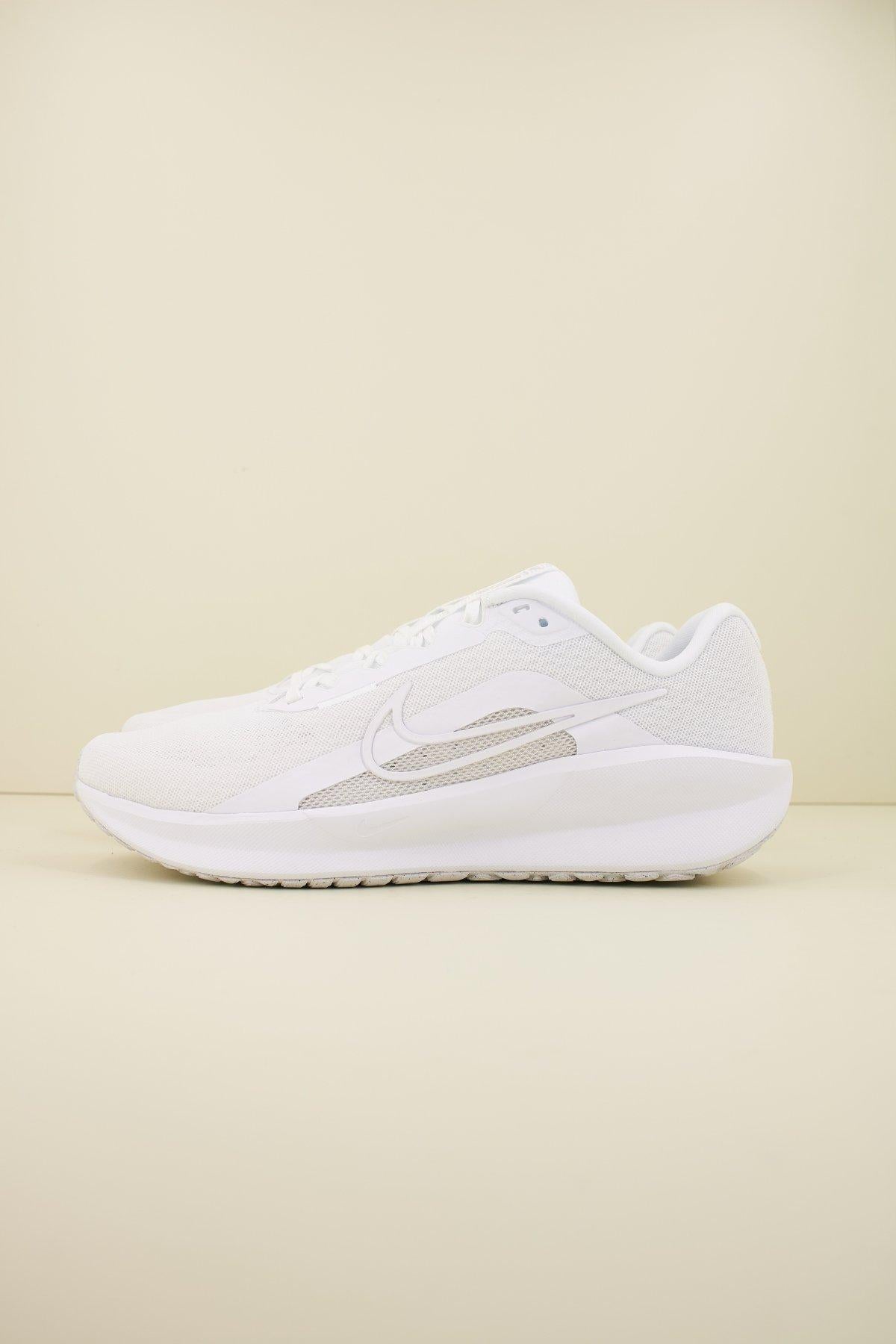 NIKE DOWNSHIFTER  en color BLANCO  (1)