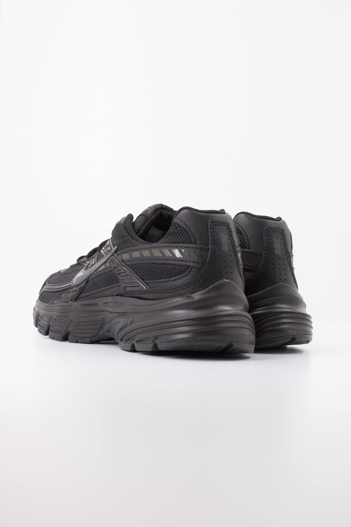 NIKE   en color NEGRO  (4)