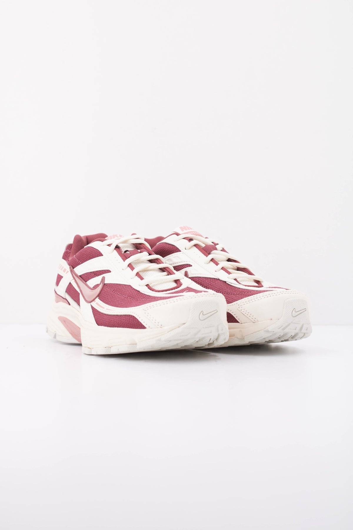 NIKE WMNS NIKE INITIATOR en color ROJO  (2)