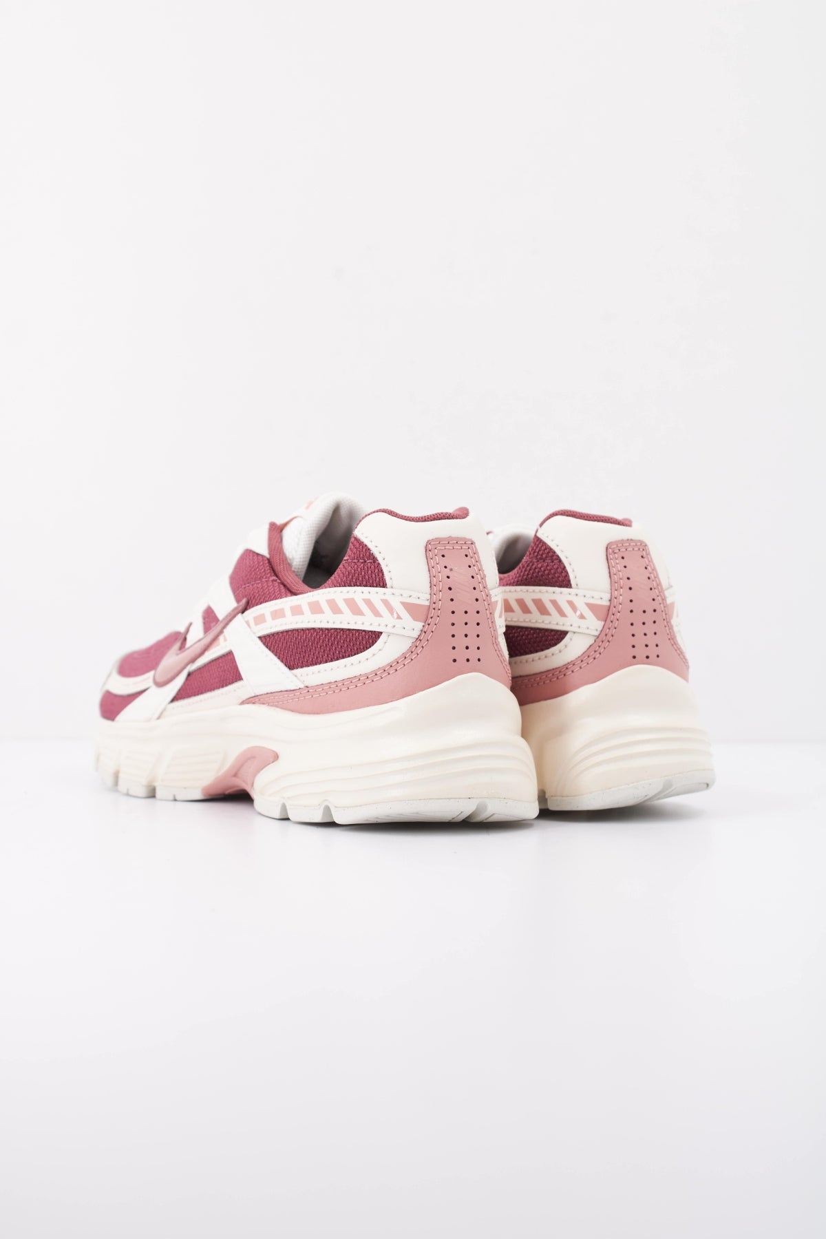 NIKE WMNS NIKE INITIATOR en color ROJO  (4)