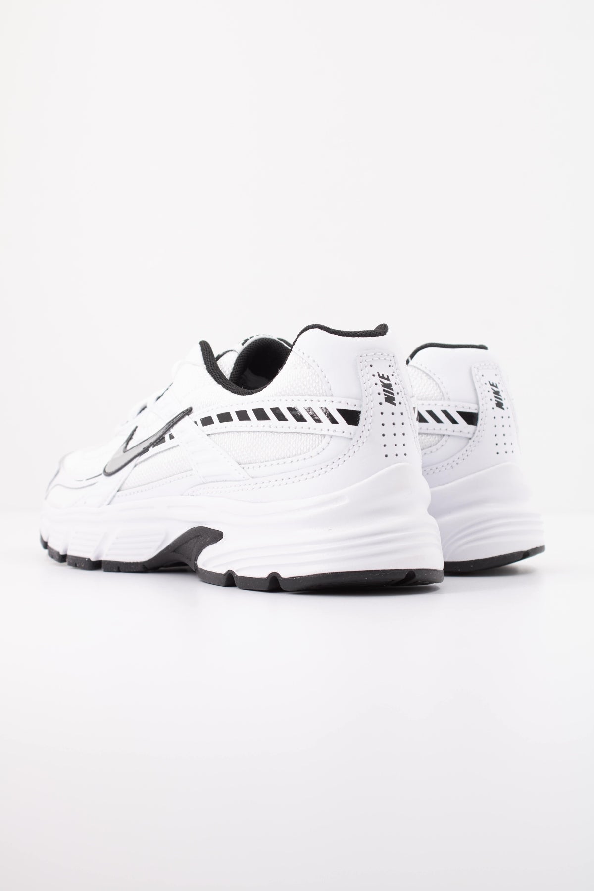 NIKE WMNS NIKE INITIATOR en color BLANCO  (4)