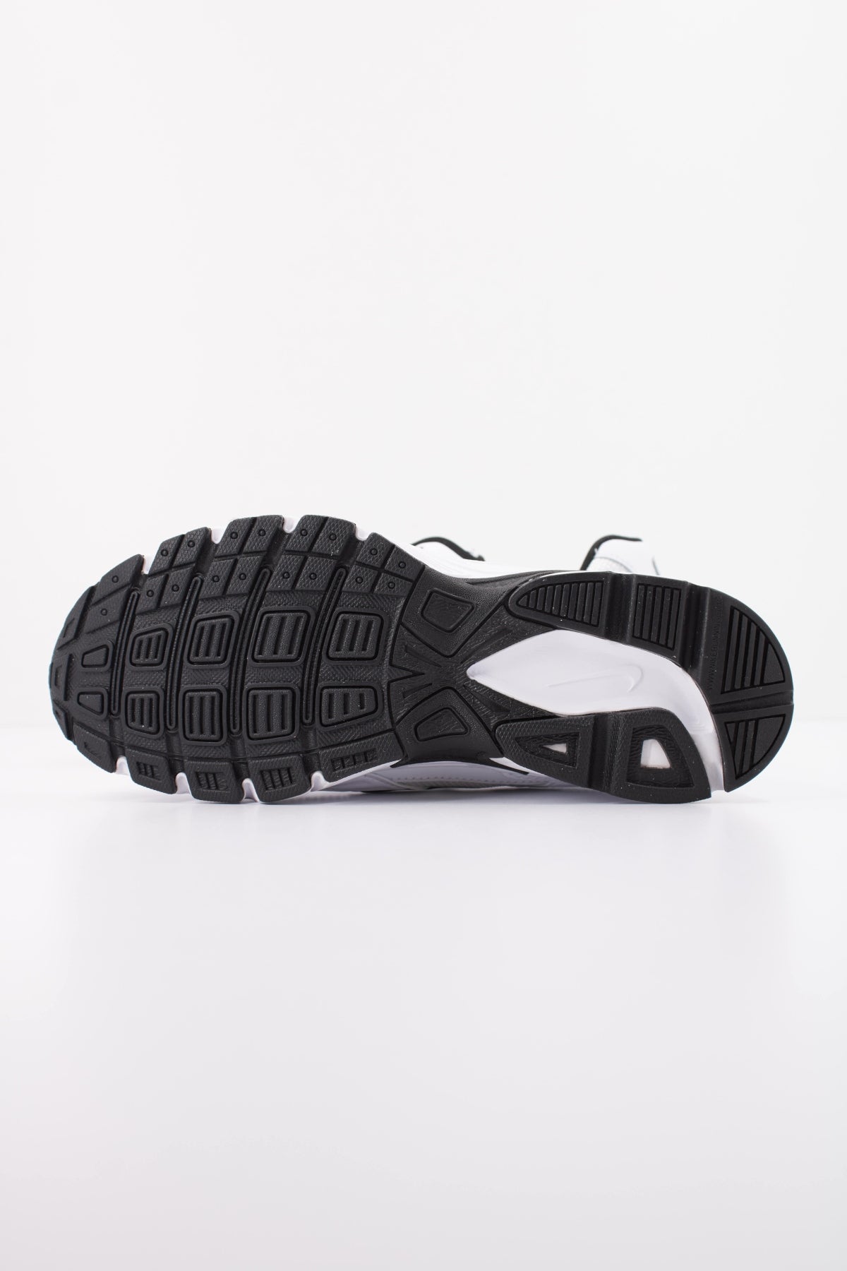 NIKE WMNS NIKE INITIATOR en color BLANCO  (5)