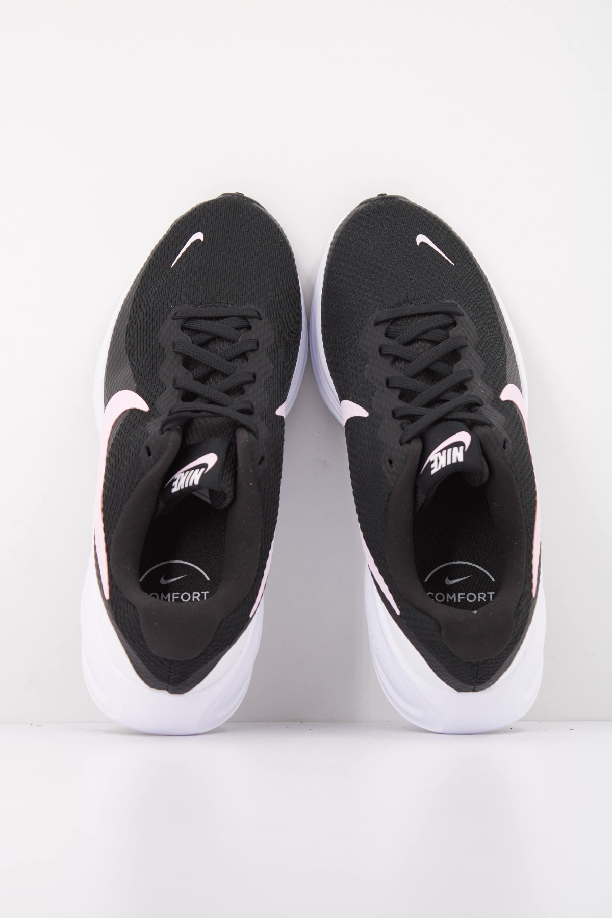 NIKE W NIKE REVOLUTION  en color NEGRO  (3)