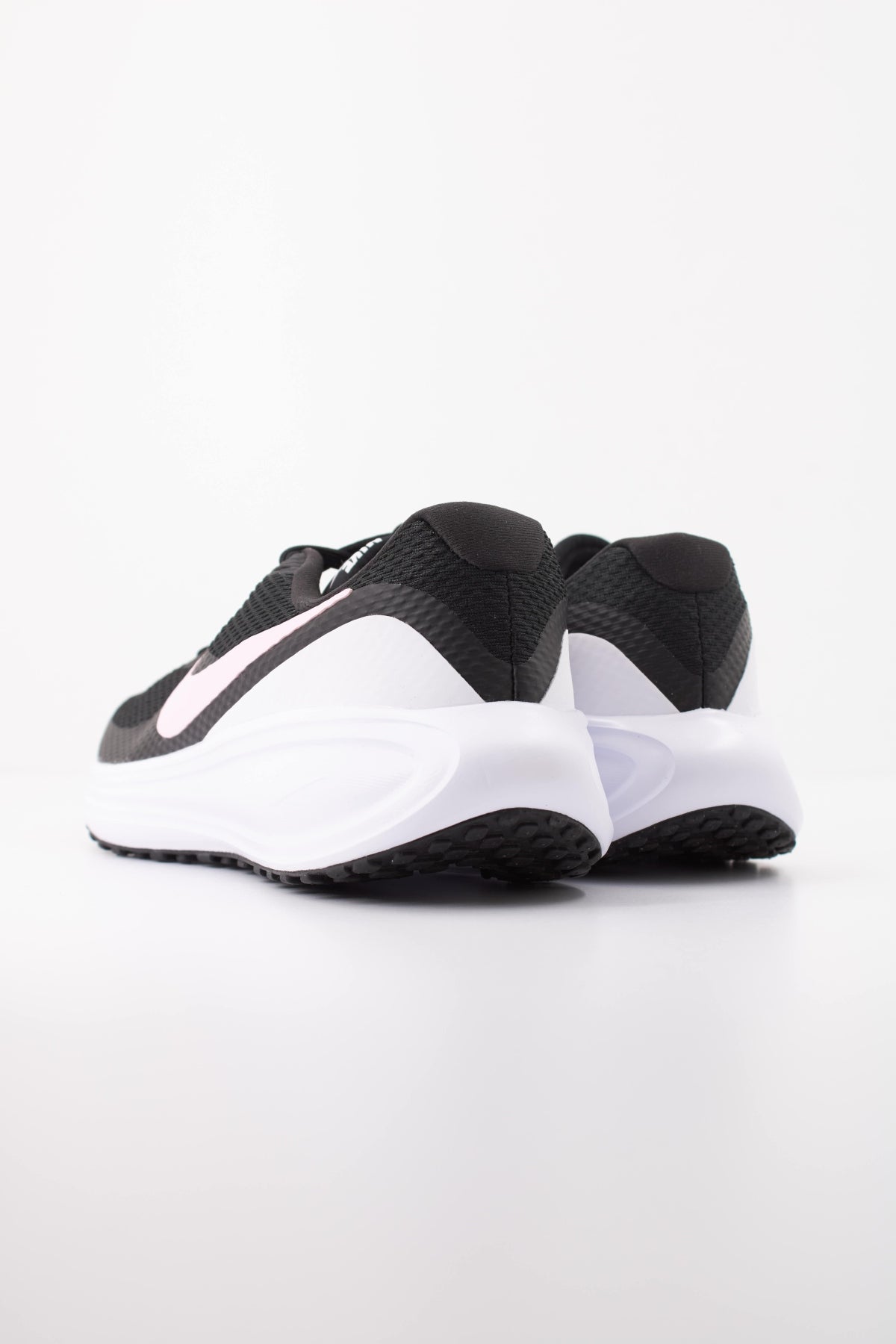 NIKE W NIKE REVOLUTION  en color NEGRO  (4)