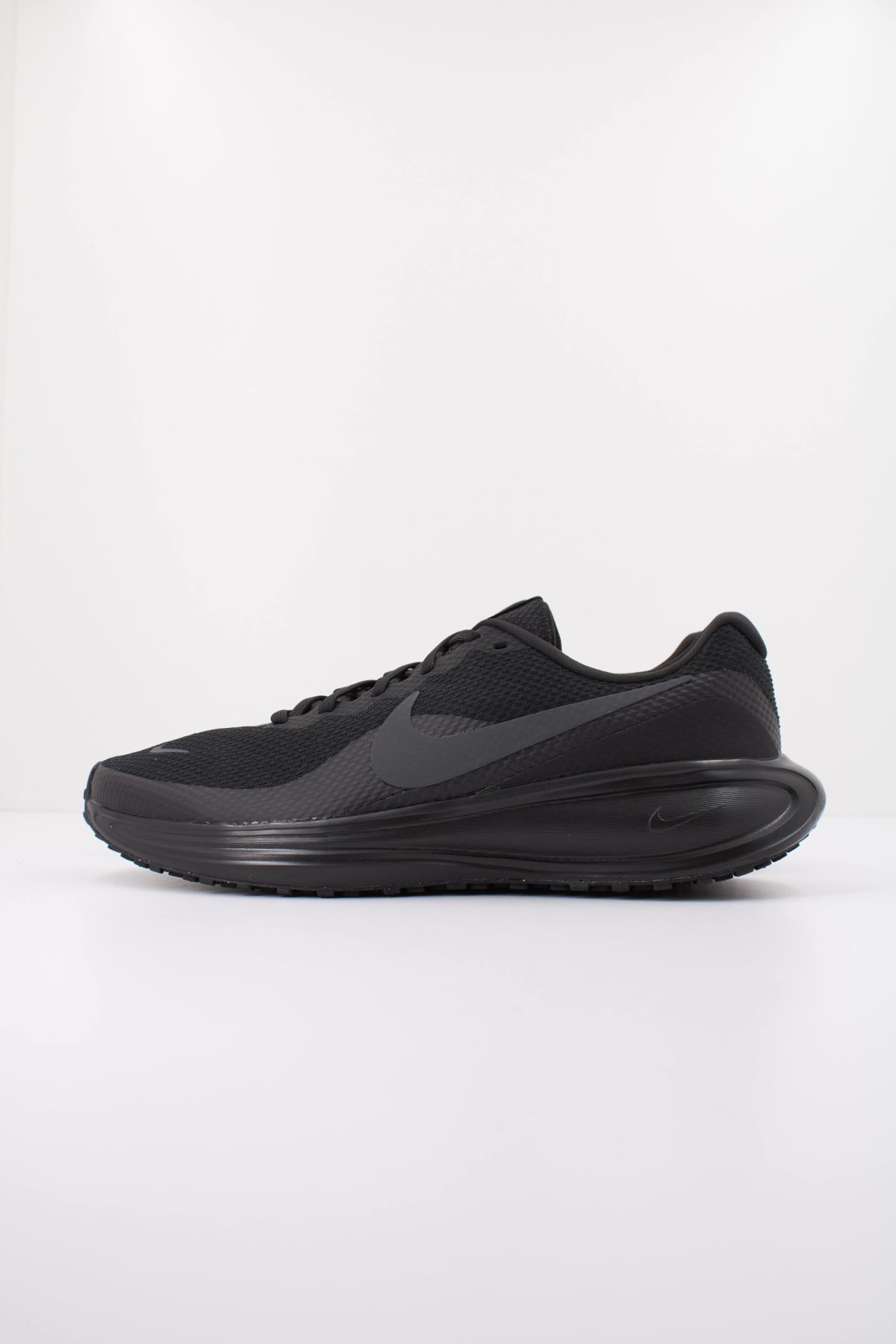 NIKE NIKE REVOLUTION  en color NEGRO  (1)