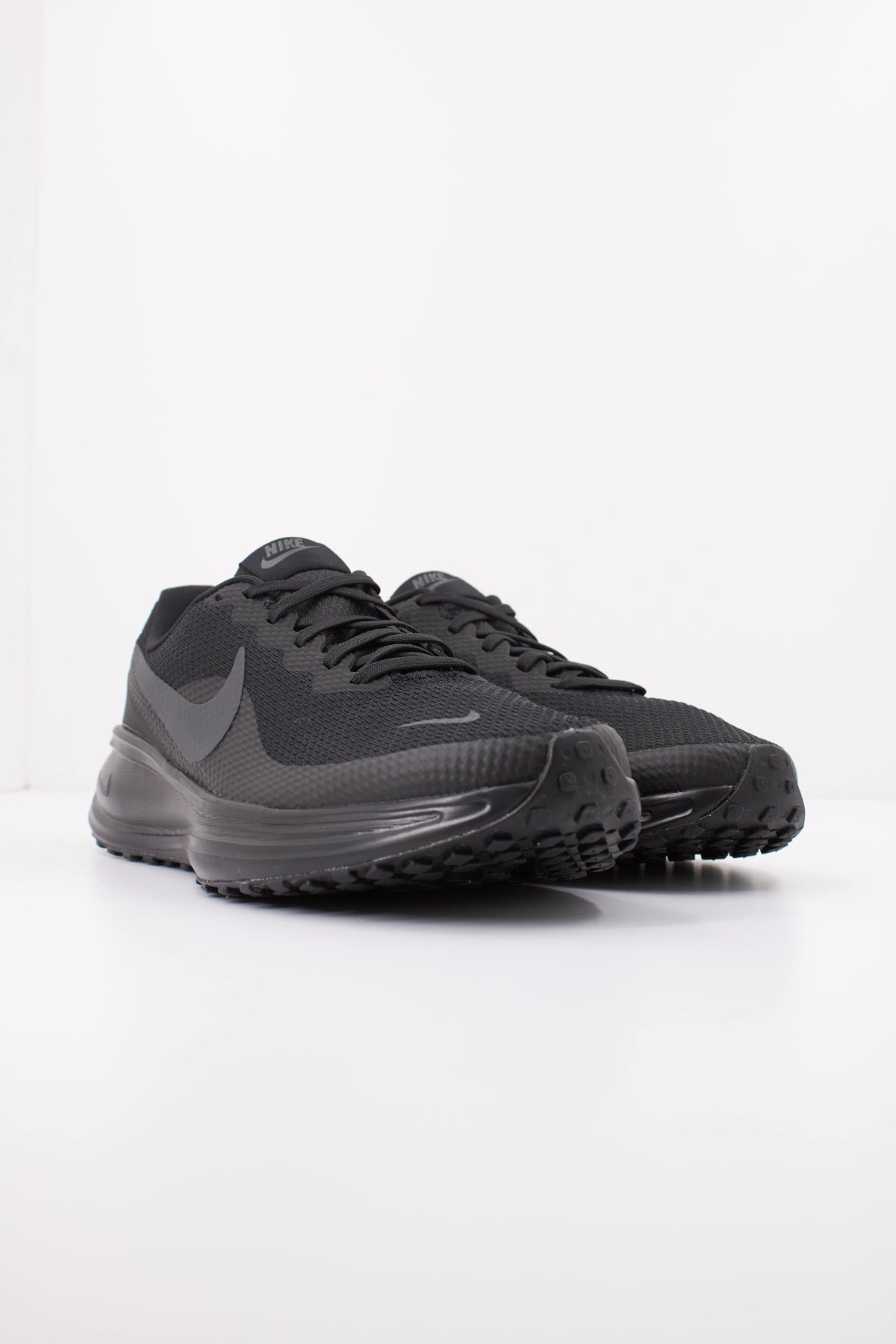 NIKE NIKE REVOLUTION  en color NEGRO  (2)