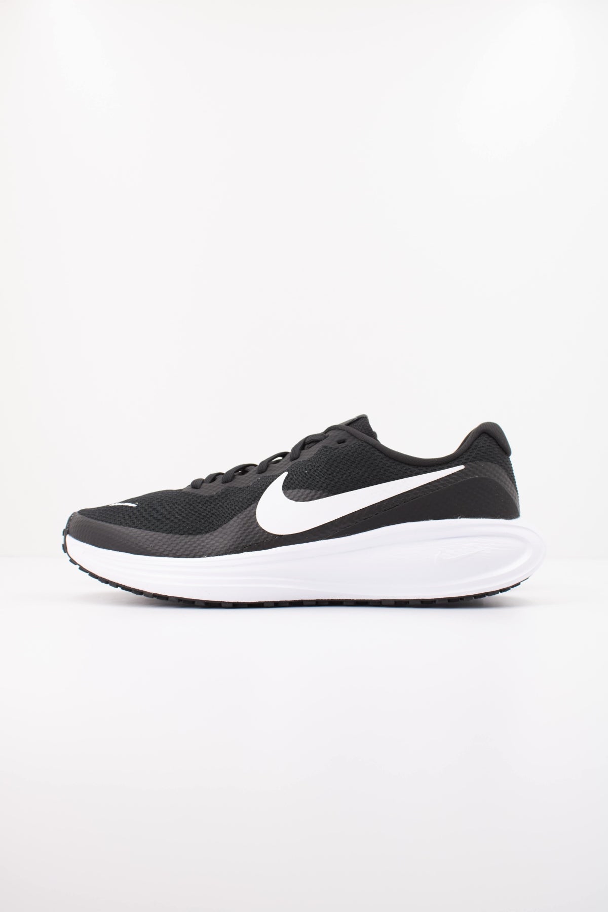 NIKE NIKE REVOLUTION  en color NEGRO  (1)