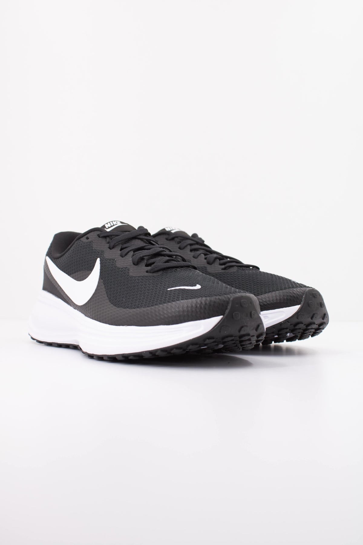 NIKE NIKE REVOLUTION  en color NEGRO  (2)