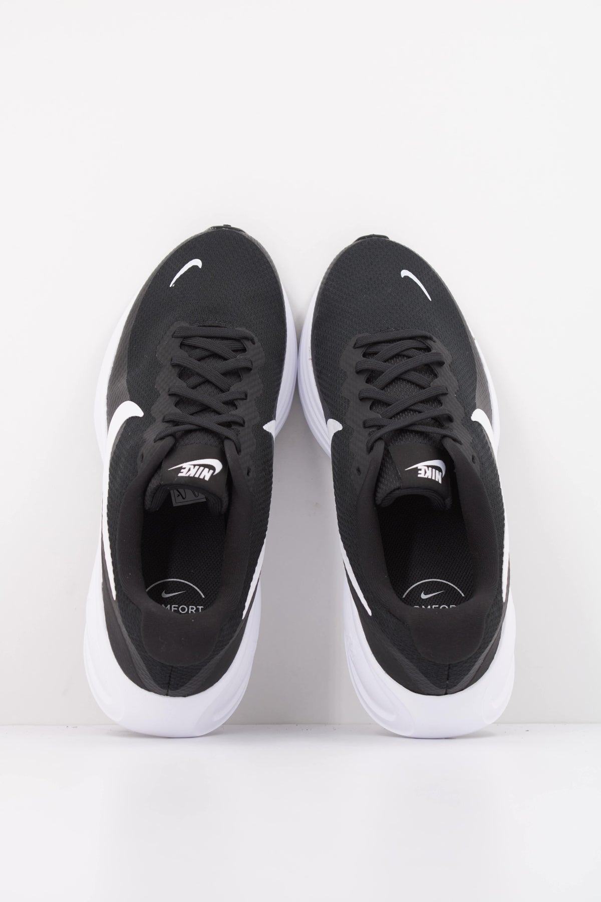 NIKE NIKE REVOLUTION  en color NEGRO  (3)