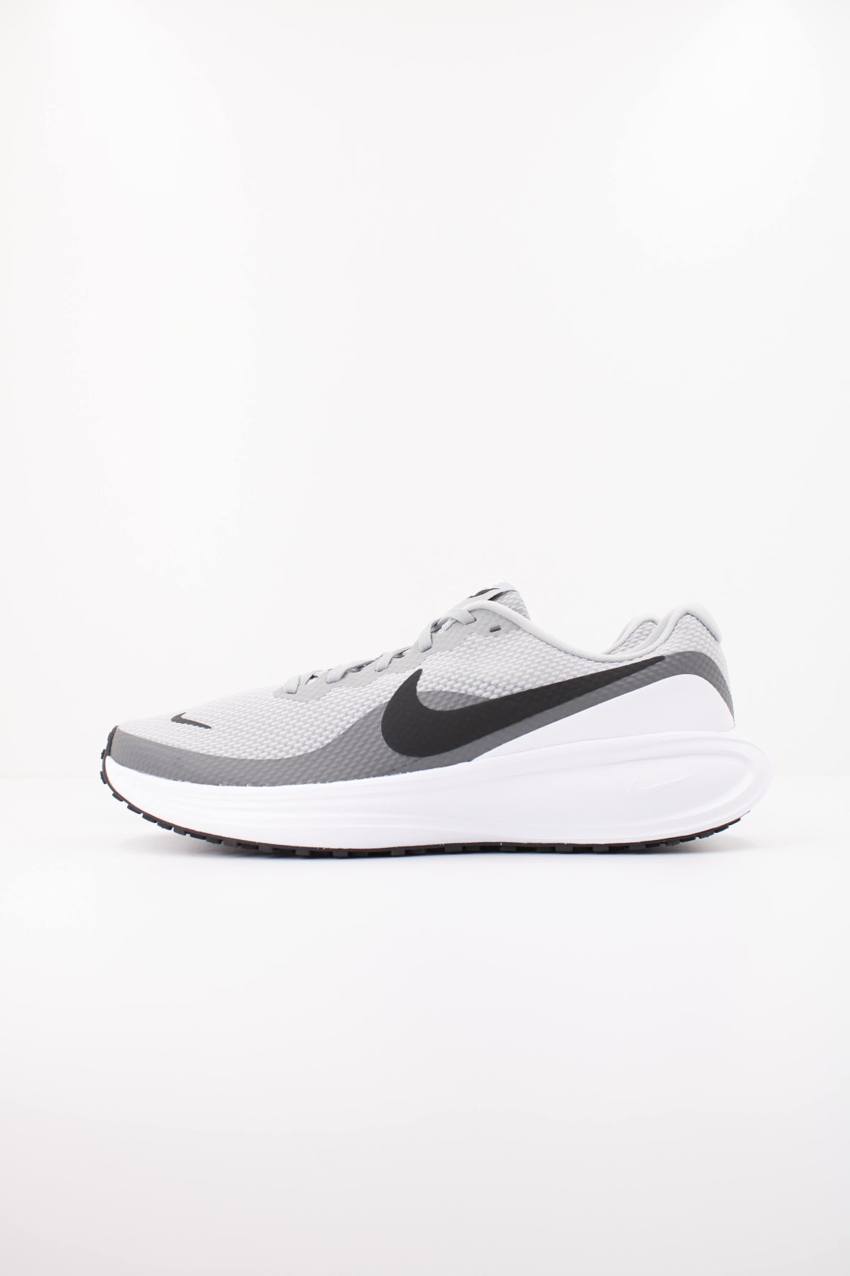 NIKE NIKE REVOLUTION  en color GRIS  (1)
