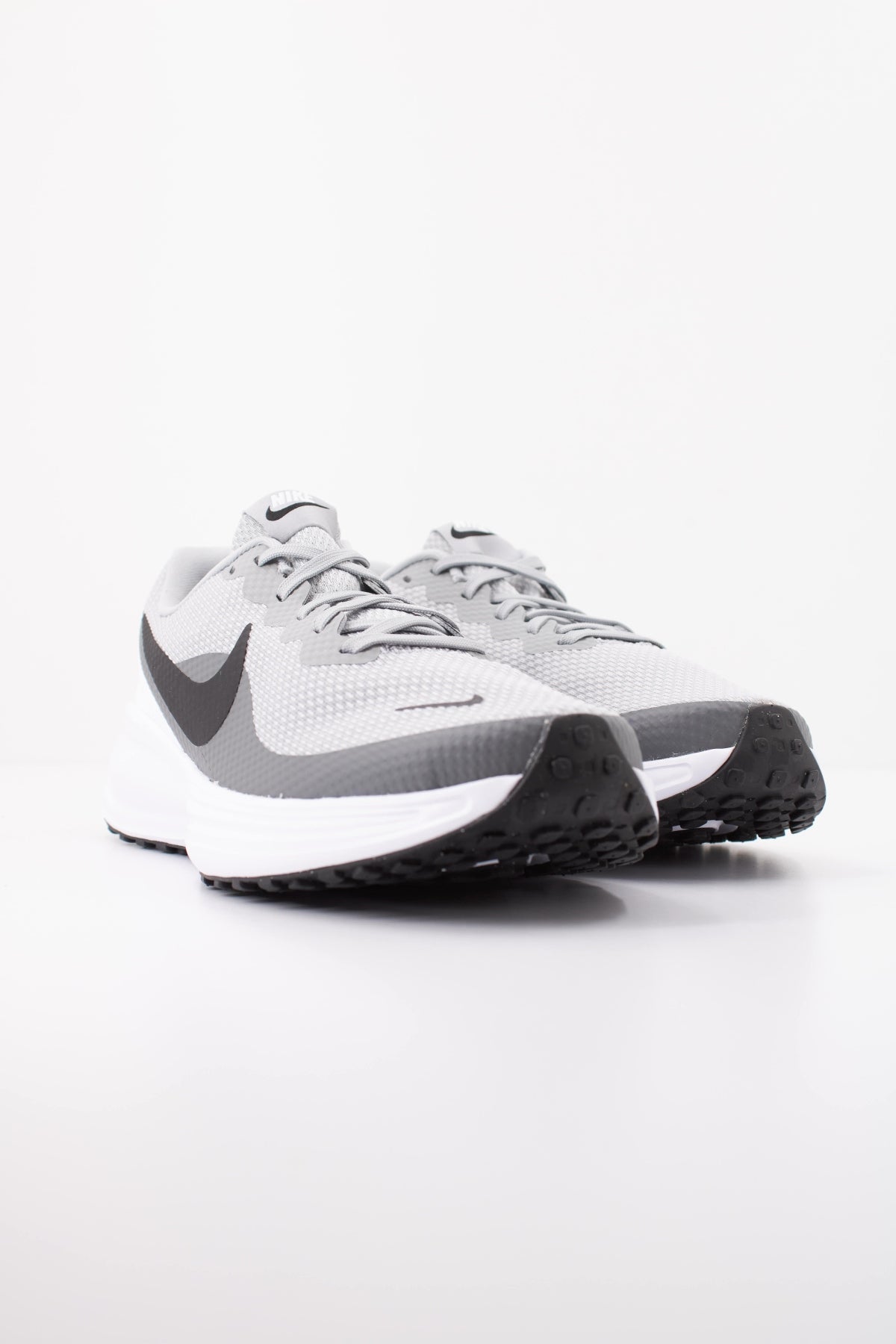 NIKE NIKE REVOLUTION  en color GRIS  (2)