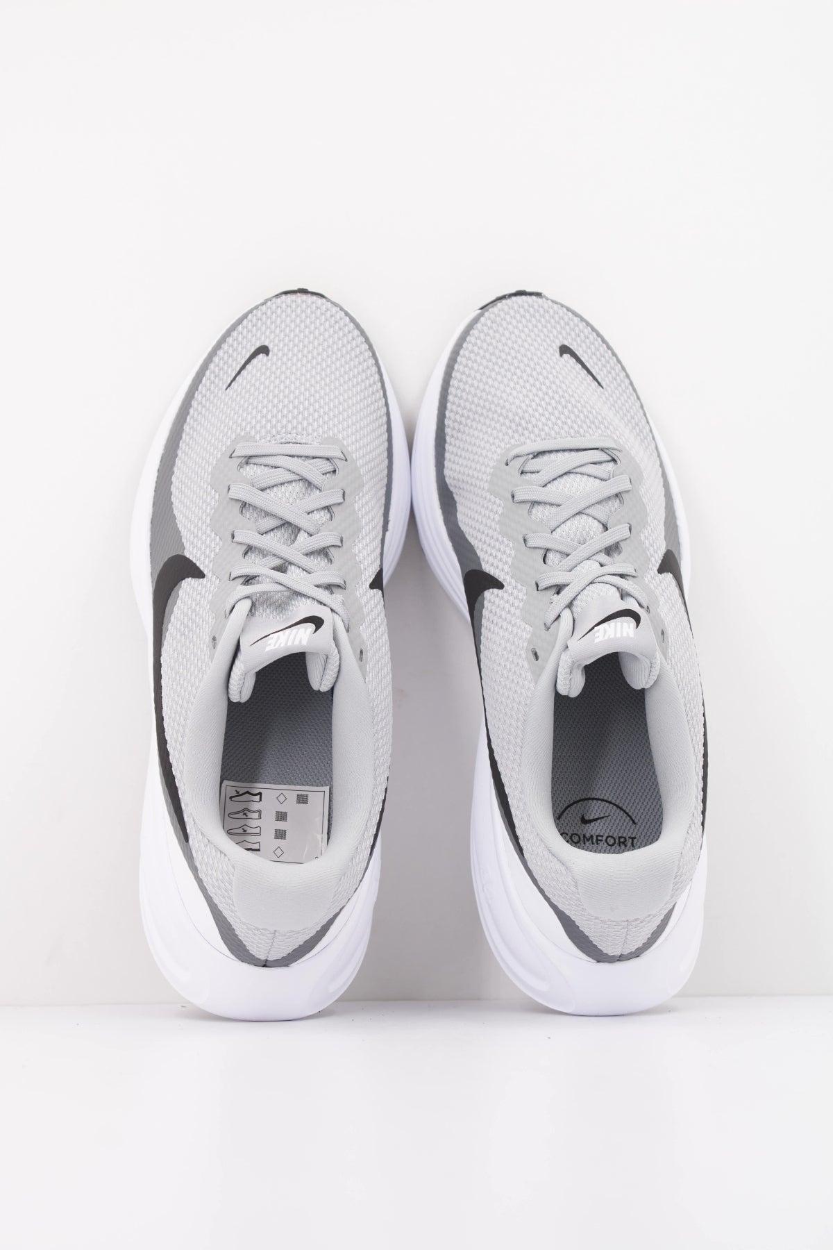 NIKE NIKE REVOLUTION  en color GRIS  (3)