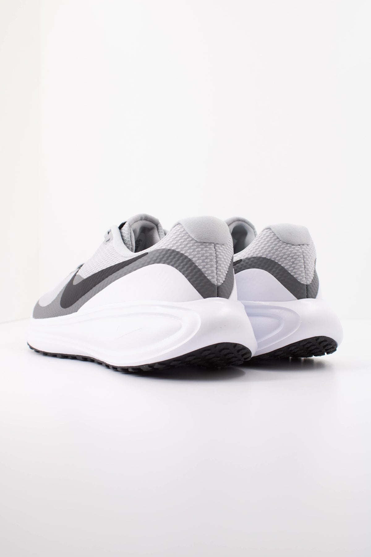 NIKE NIKE REVOLUTION  en color GRIS  (4)