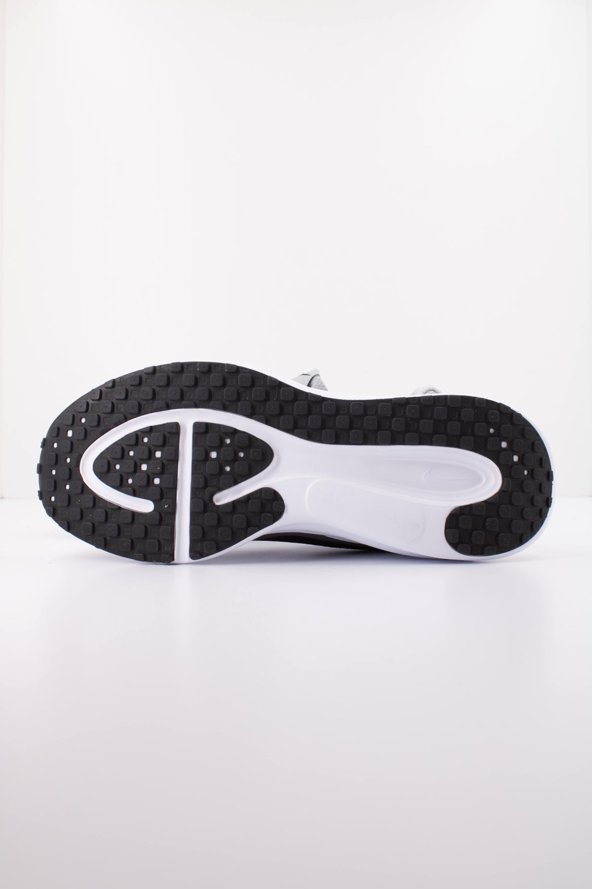 NIKE NIKE REVOLUTION  en color GRIS  (5)