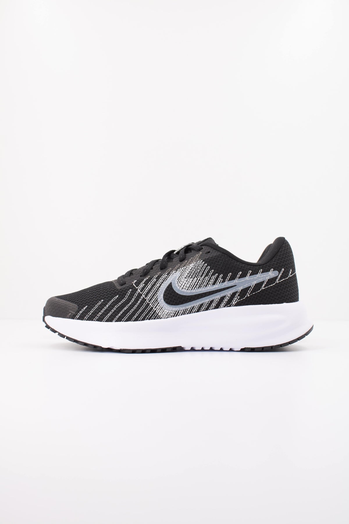 NIKE W NIKE RUN DEFY en color NEGRO  (1)