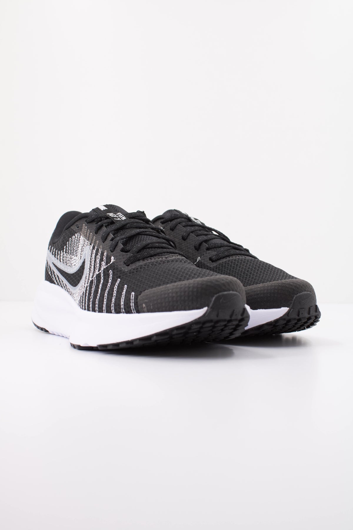 NIKE W NIKE RUN DEFY en color NEGRO  (2)