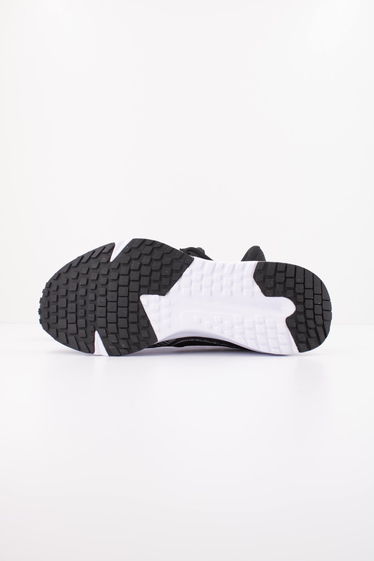 NIKE W NIKE RUN DEFY en color NEGRO  (5)