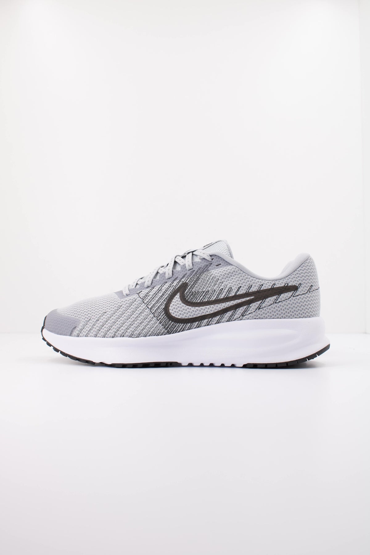 NIKE NIKE RUN DEFY en color GRIS  (1)