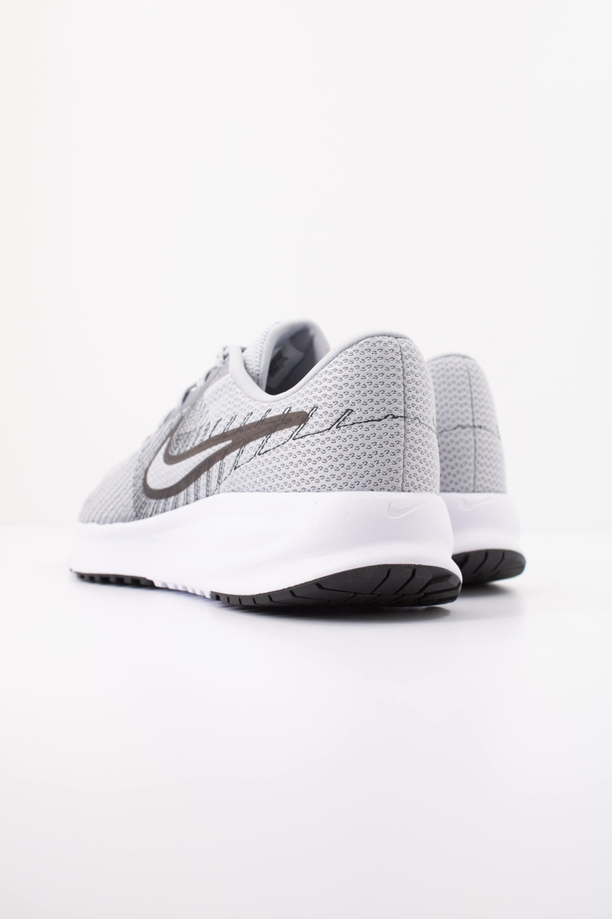 NIKE NIKE RUN DEFY en color GRIS  (4)