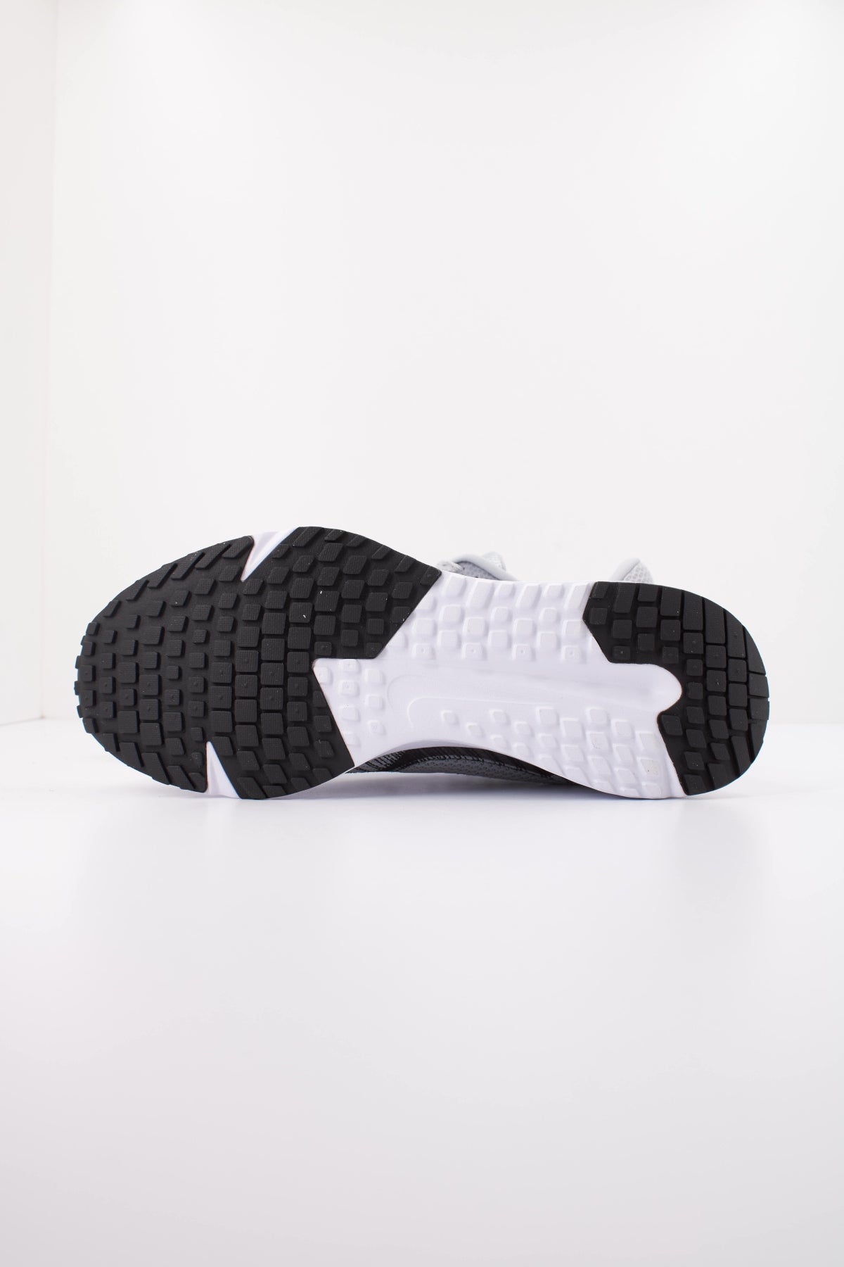 NIKE NIKE RUN DEFY en color GRIS  (5)