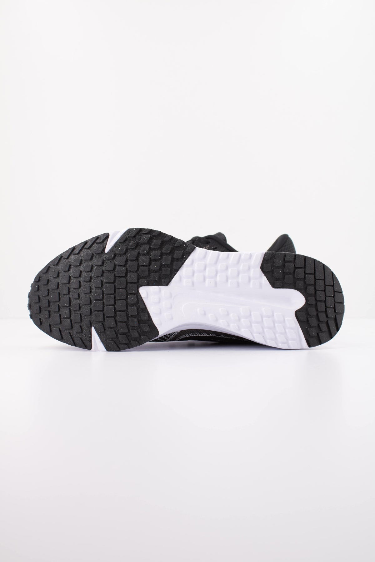NIKE NIKE RUN DEFY en color NEGRO  (5)