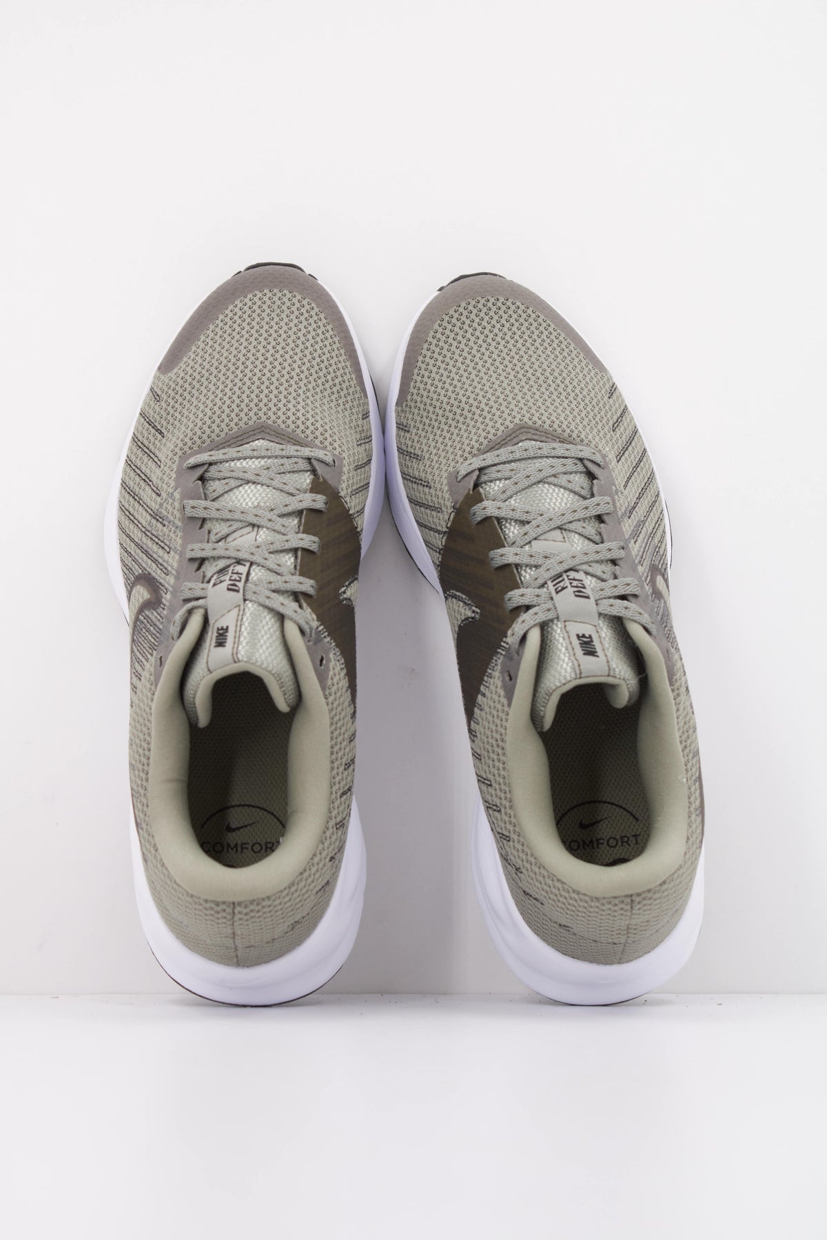 NIKE NIKE RUN DEFY en color VERDE  (3)