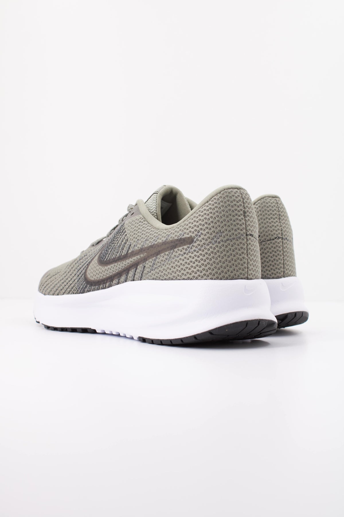 NIKE NIKE RUN DEFY en color VERDE  (4)