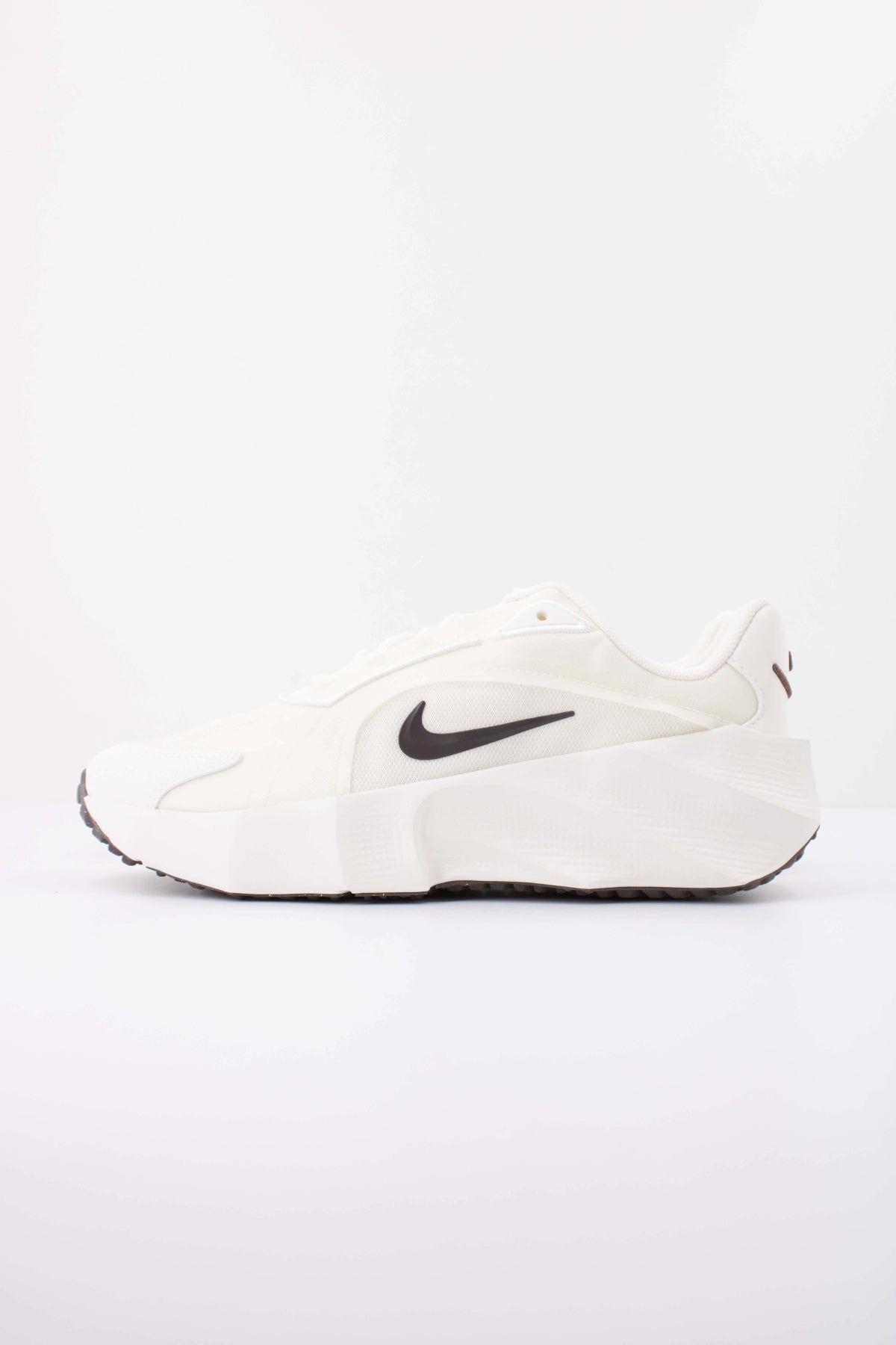 NIKE WMNS NIKE AURA EDGE en color BEIS  (1)