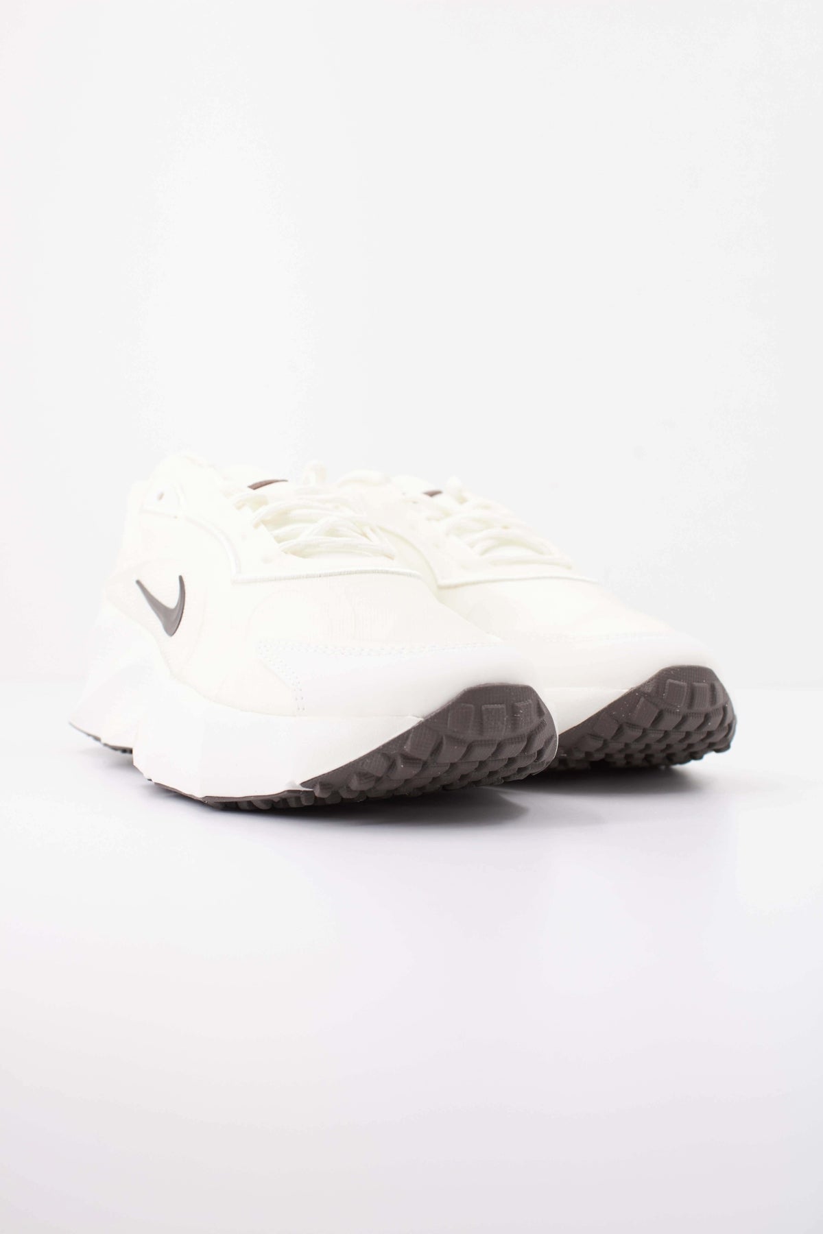 NIKE WMNS NIKE AURA EDGE en color BEIS  (2)