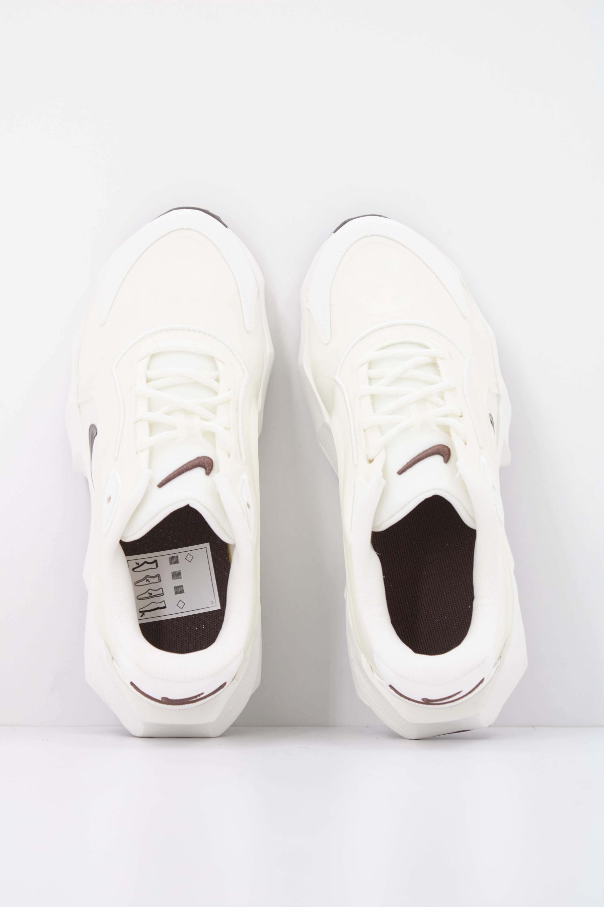 NIKE WMNS NIKE AURA EDGE en color BEIS  (3)