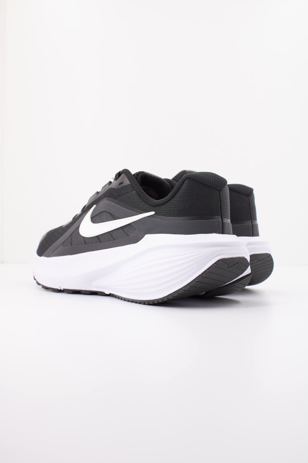 NIKE NIKE DOWNSHIFTER  en color NEGRO  (4)